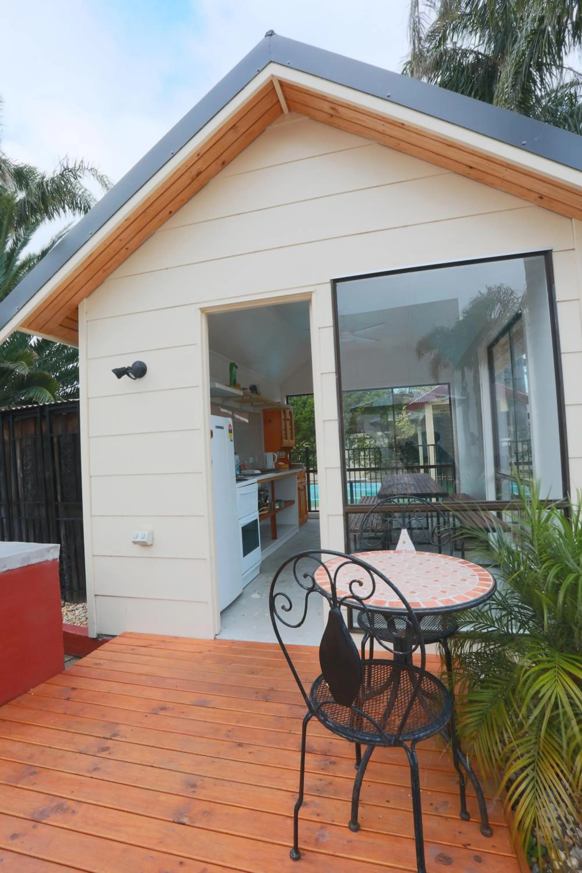 Kitchen or kitchenette in The Esplanade Motel