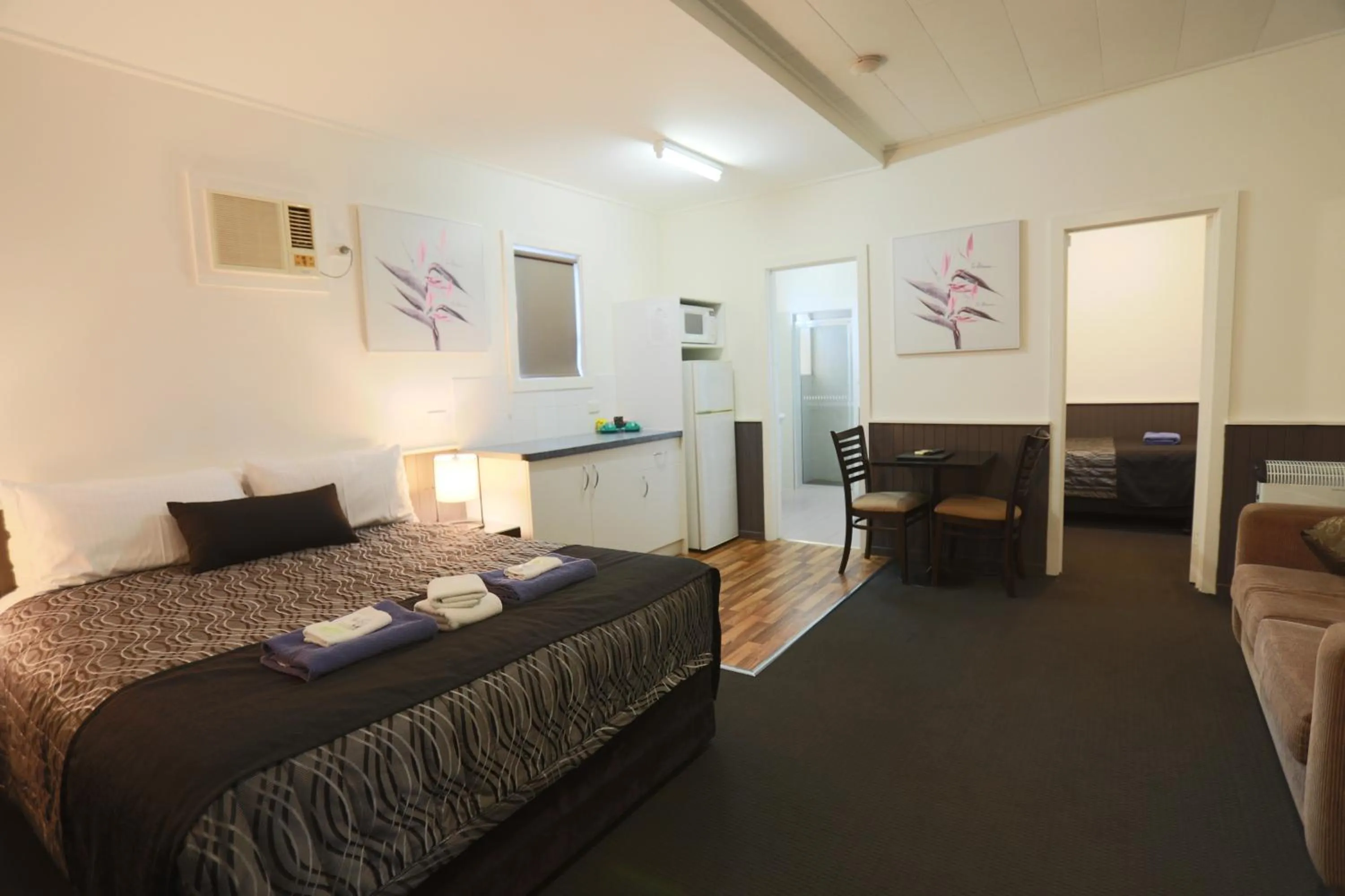 Bed in The Esplanade Motel