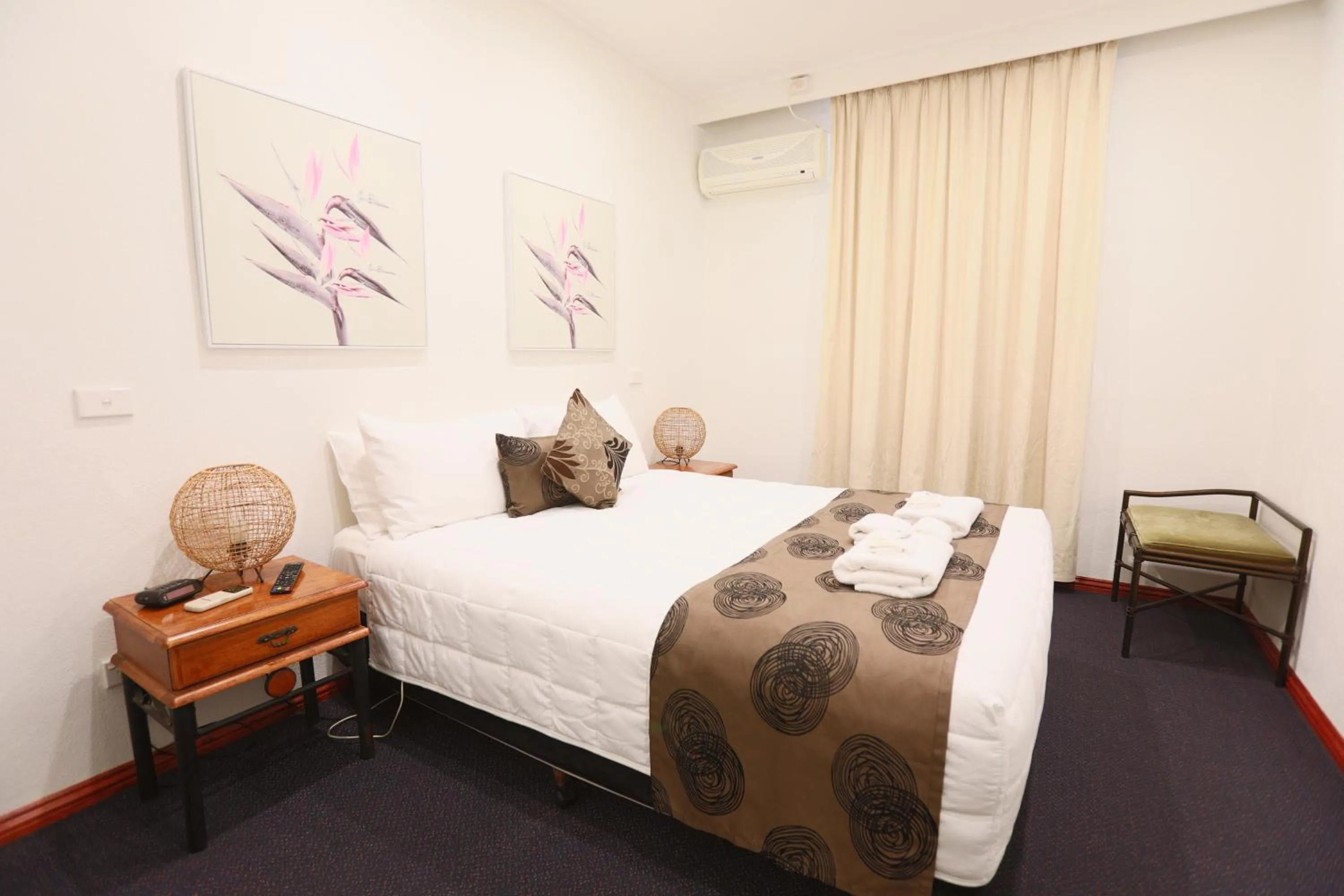 Bed in The Esplanade Motel