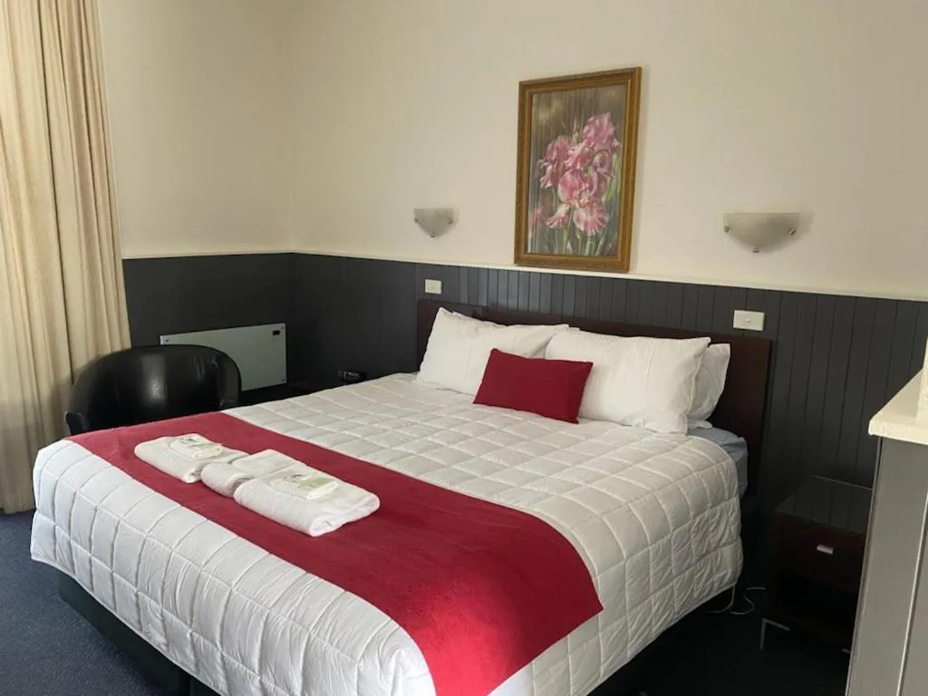 Bed in The Esplanade Motel