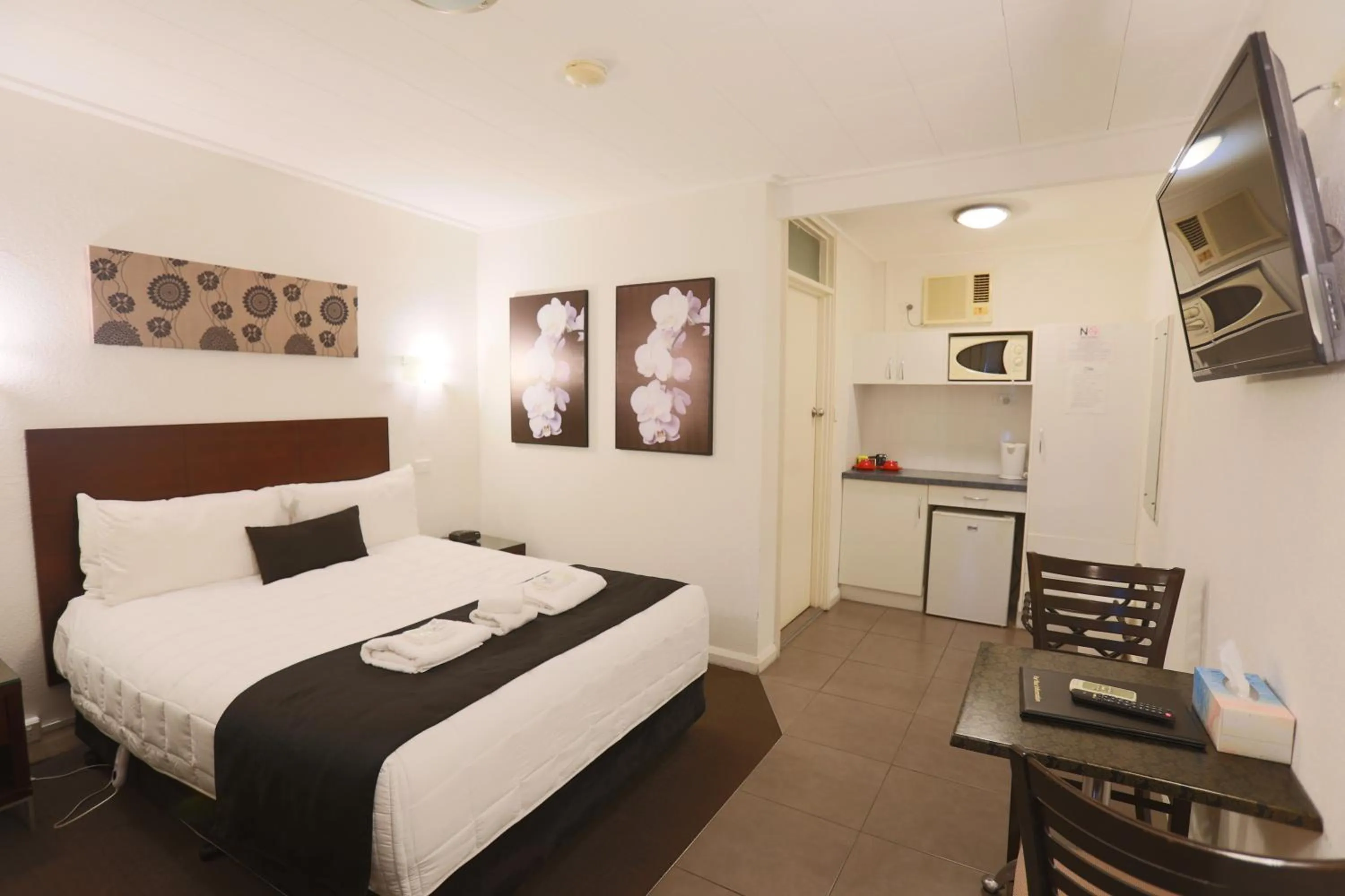 Bed in The Esplanade Motel