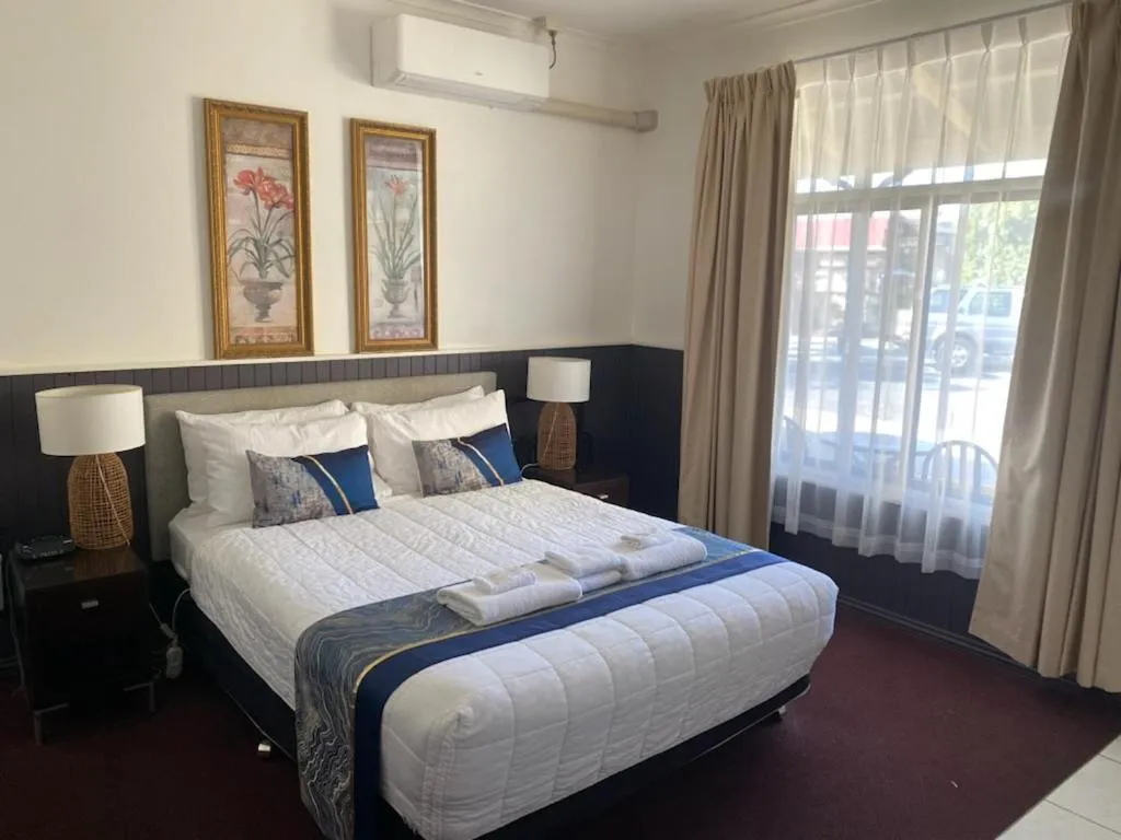 Bed in The Esplanade Motel