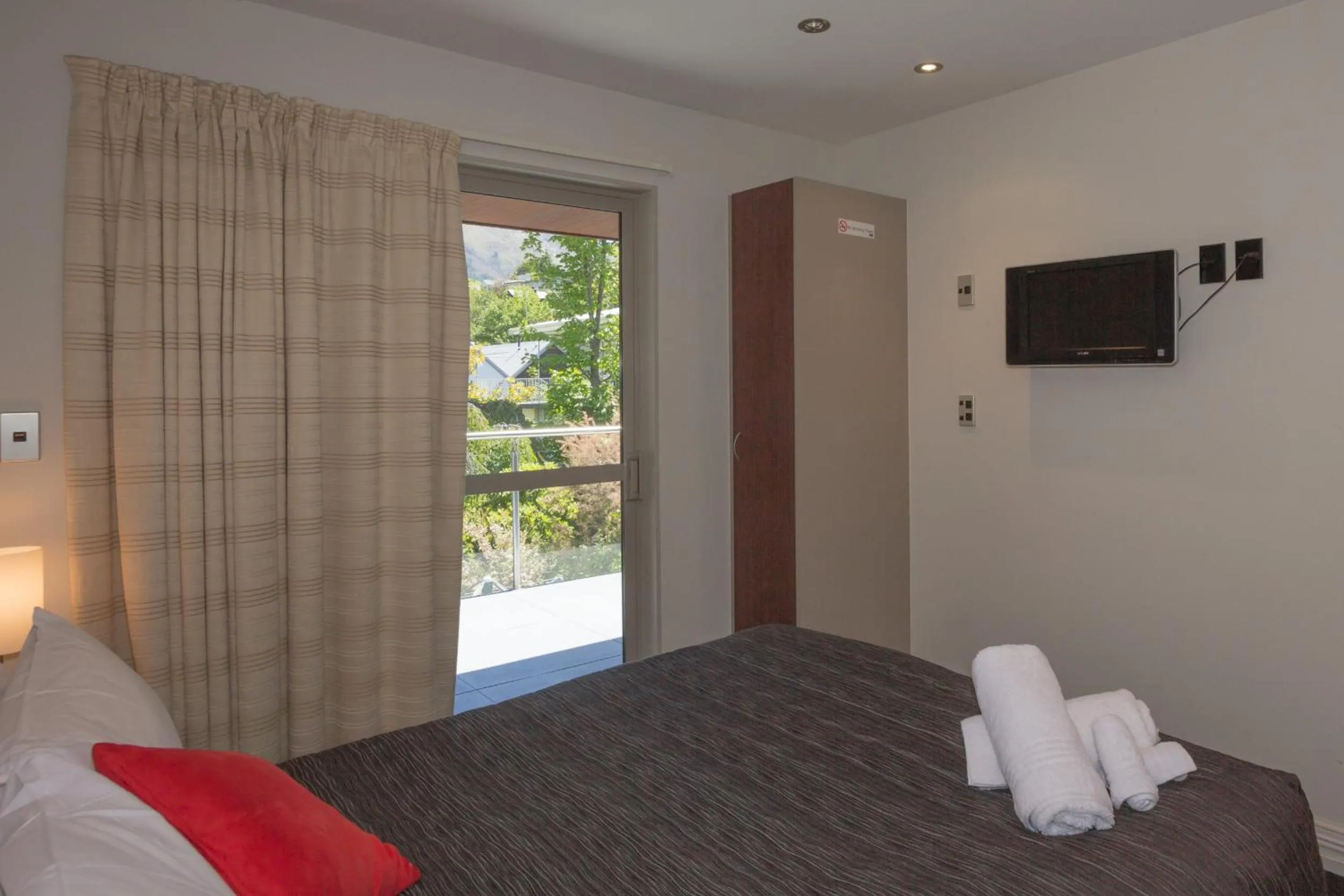 Day, Bed in Autoline Motel Queenstown