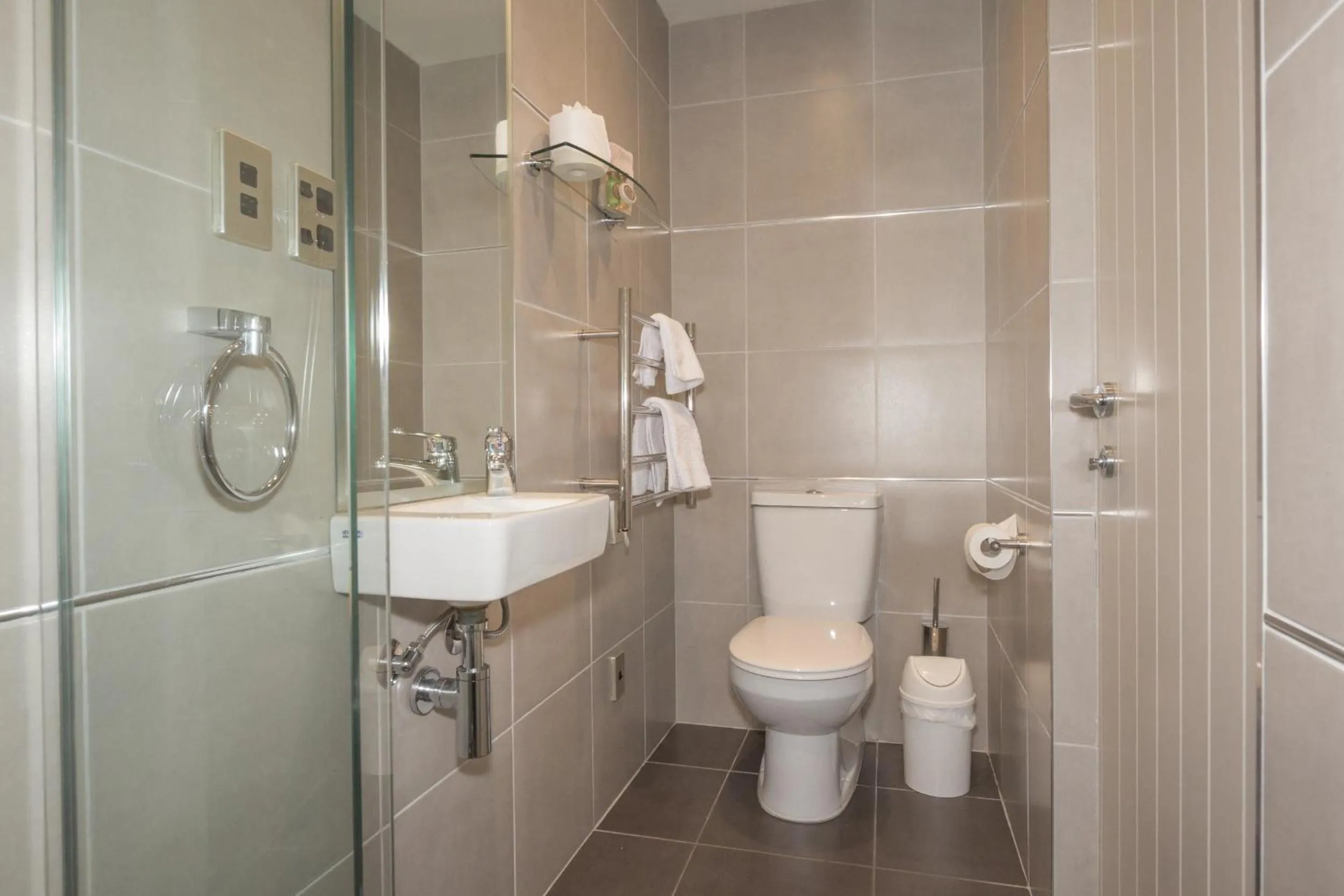 Shower in Autoline Motel Queenstown