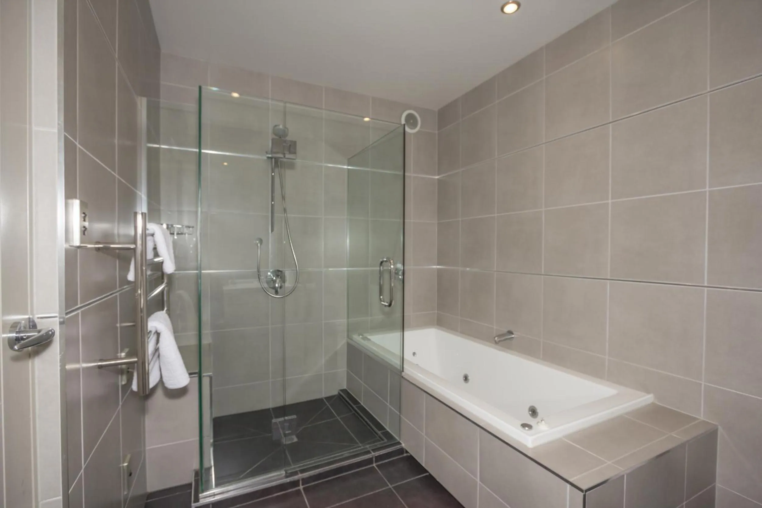 Shower in Autoline Motel Queenstown