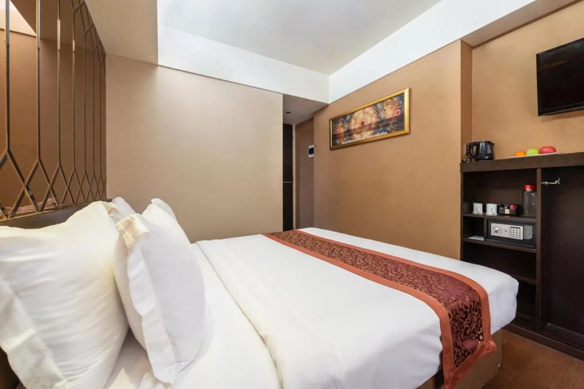 Bed in Favor Hotel Makassar City Center By LIFE