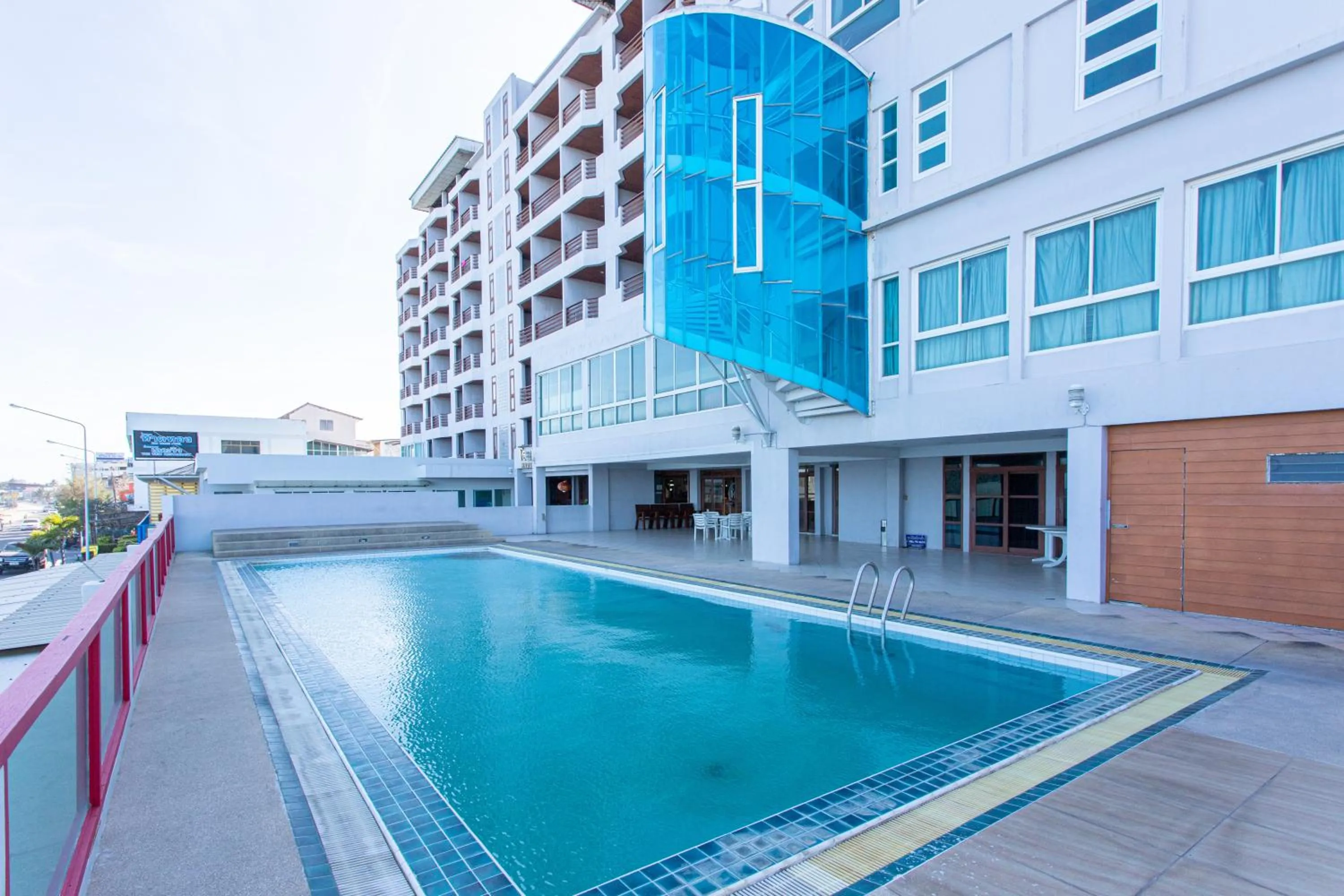 Swimming pool in Hadthong Hotel