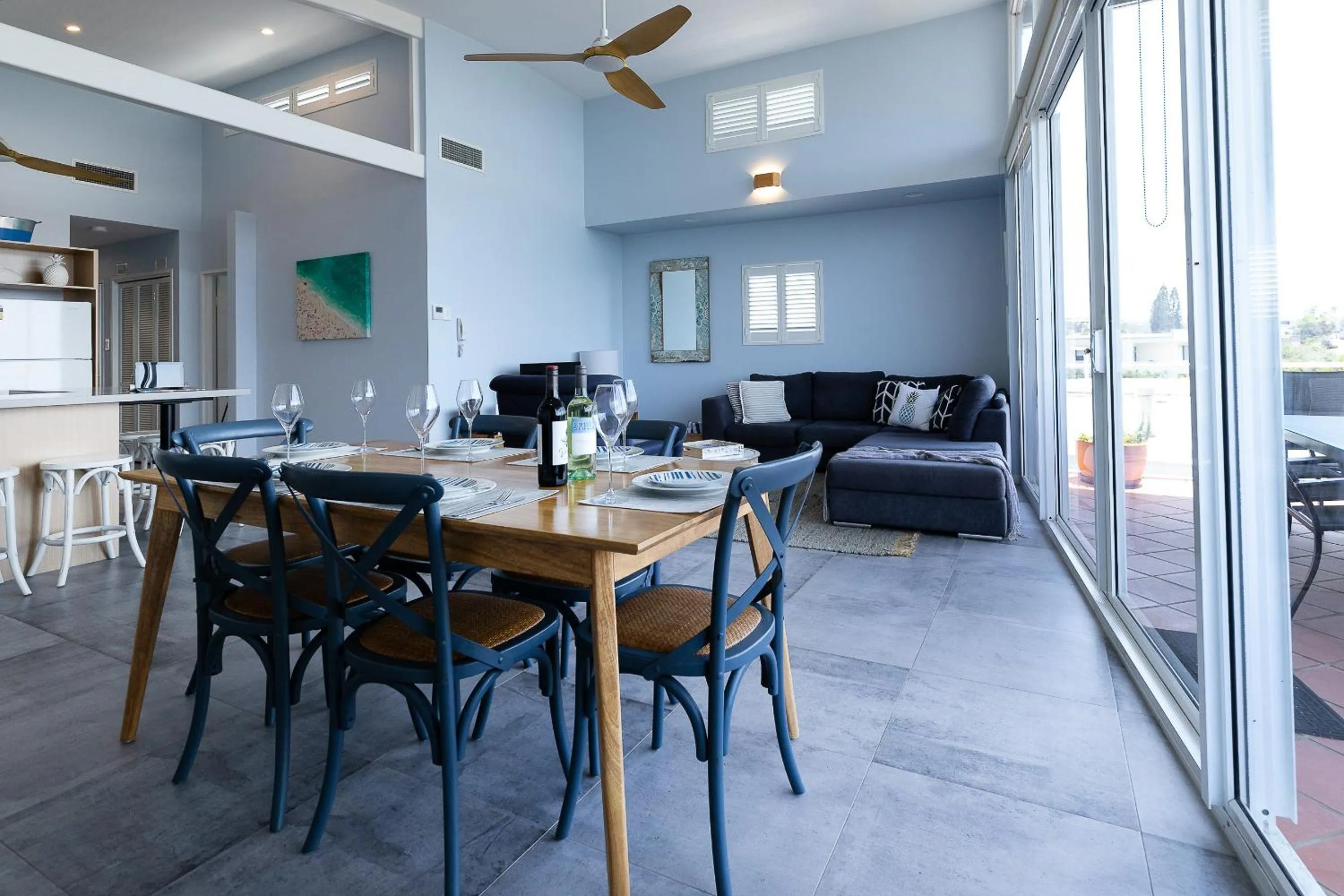 Dining area in Aqua Promenade Beachfront Holiday Apartments