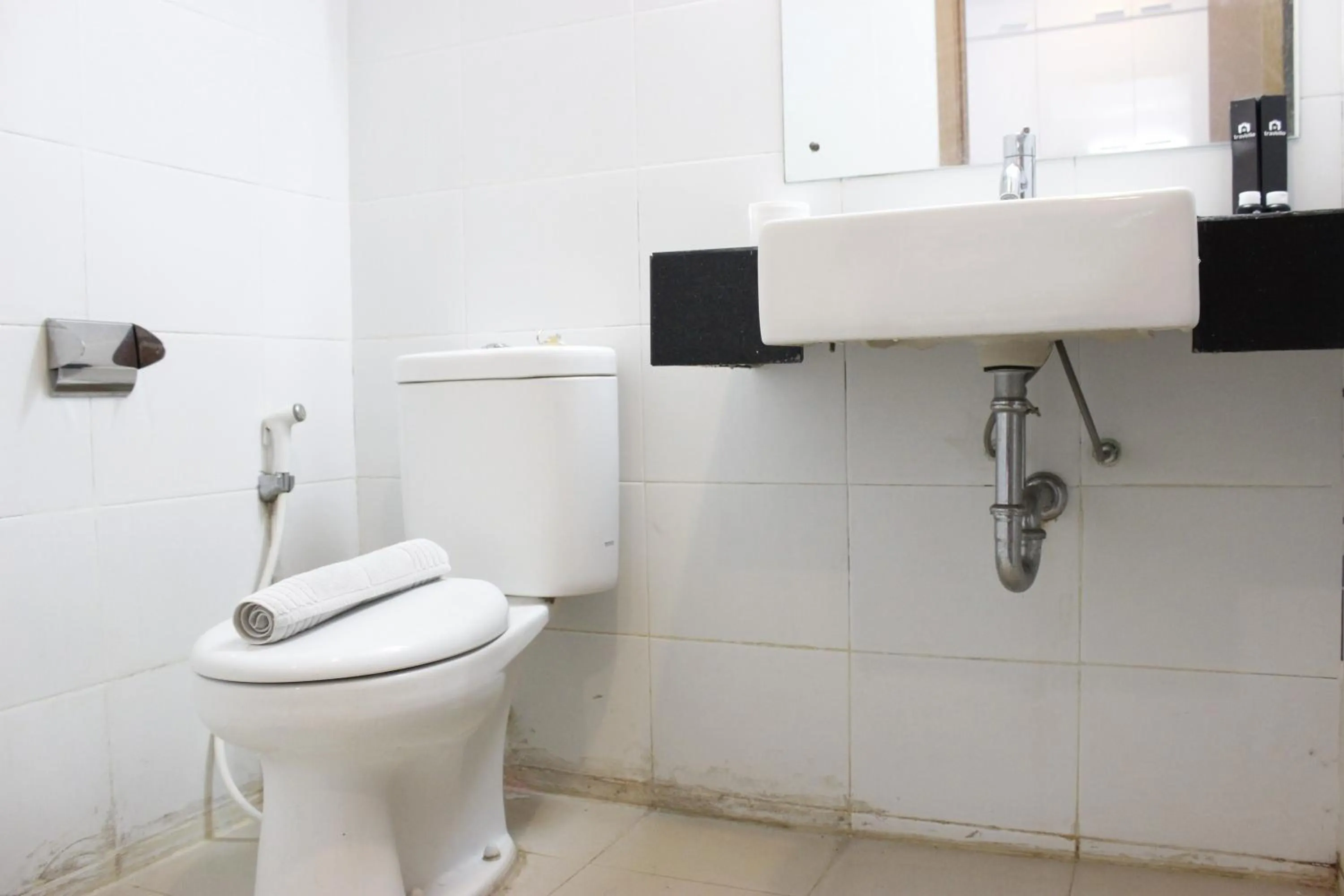 Relaxing Studio near ITB at Beverly Dago Apartment By Travelio