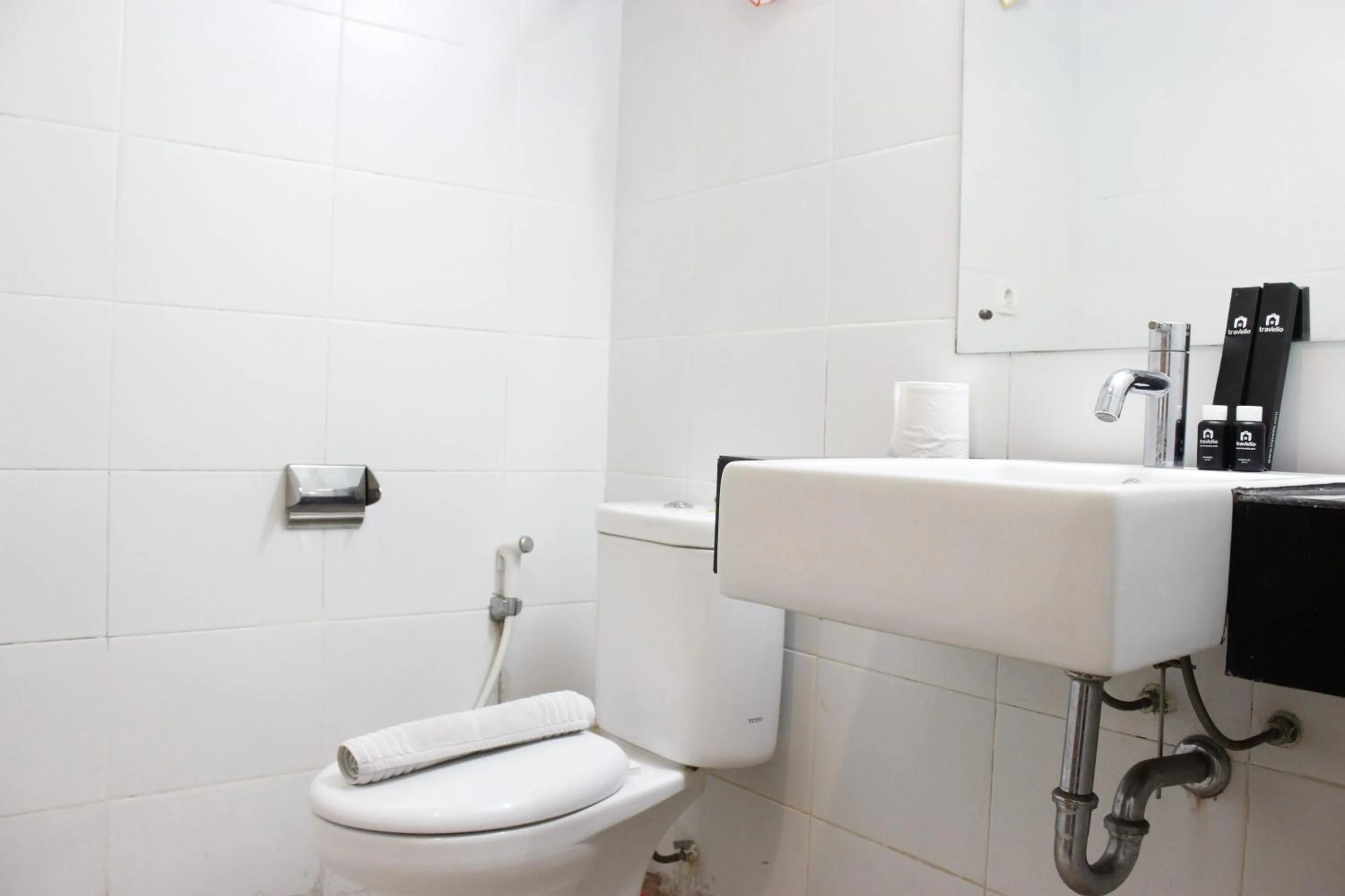 Relaxing Studio near ITB at Beverly Dago Apartment By Travelio