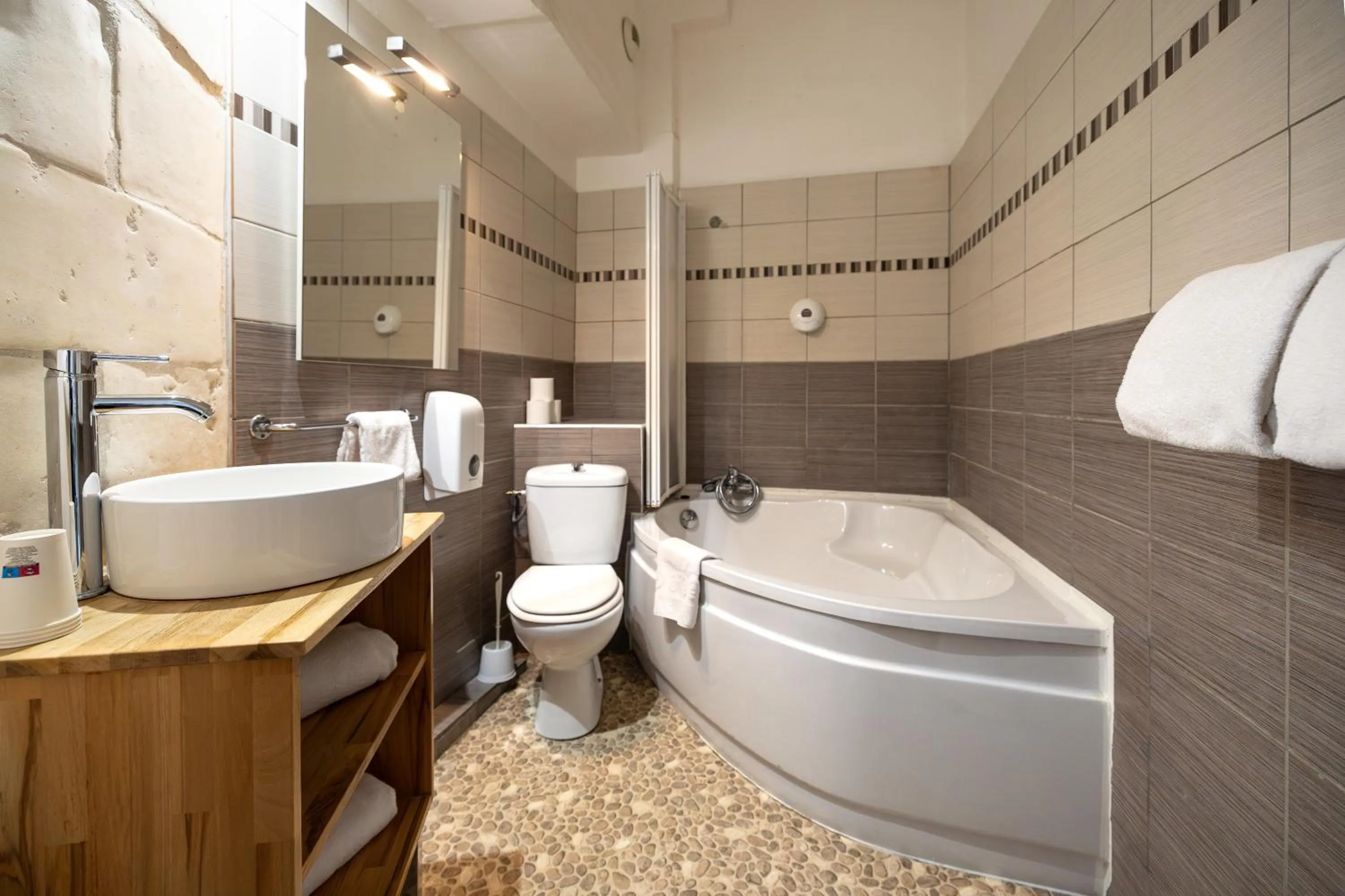 Shower in Hotel de La Paix