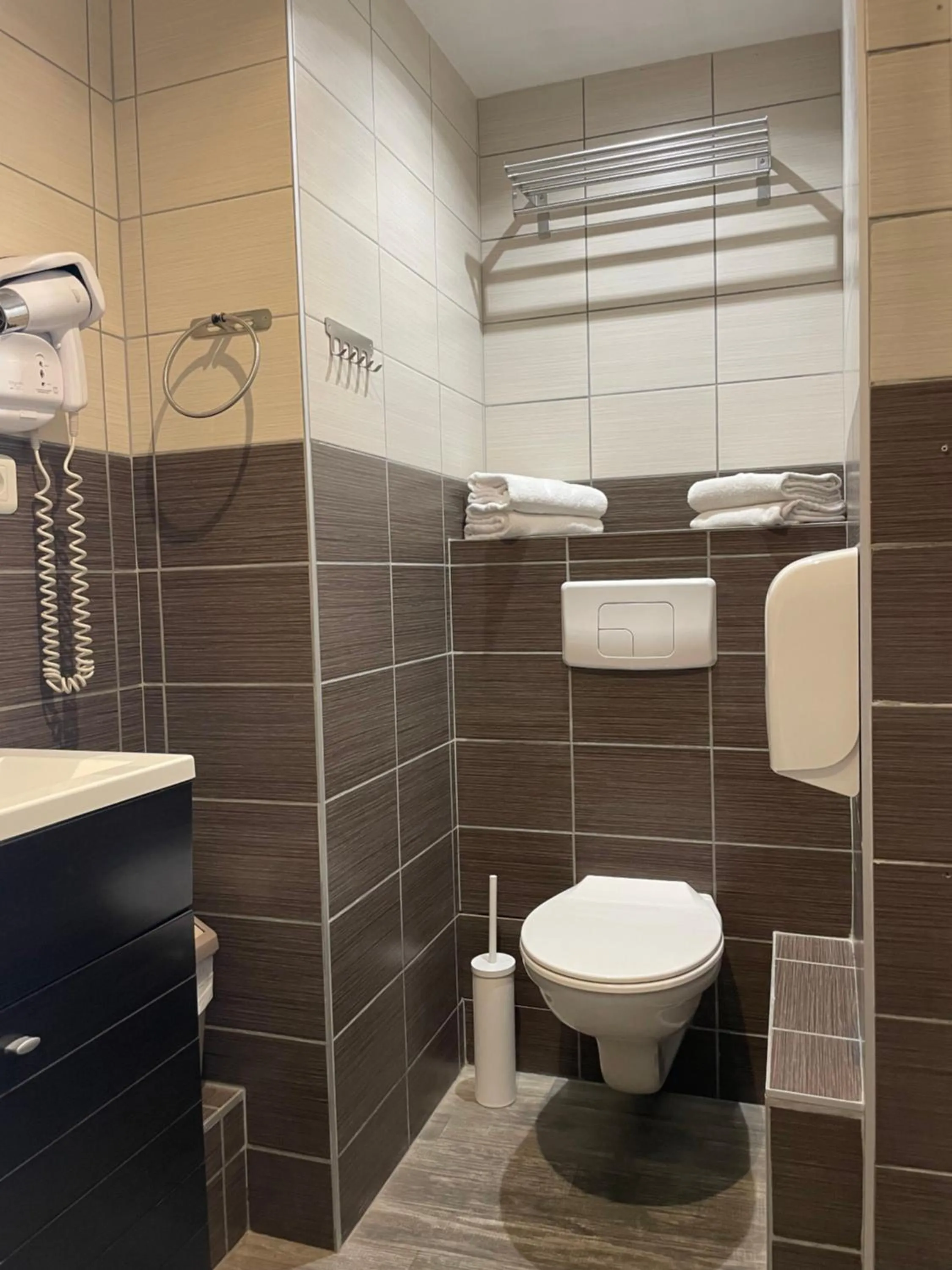 Shower in Hotel de La Paix