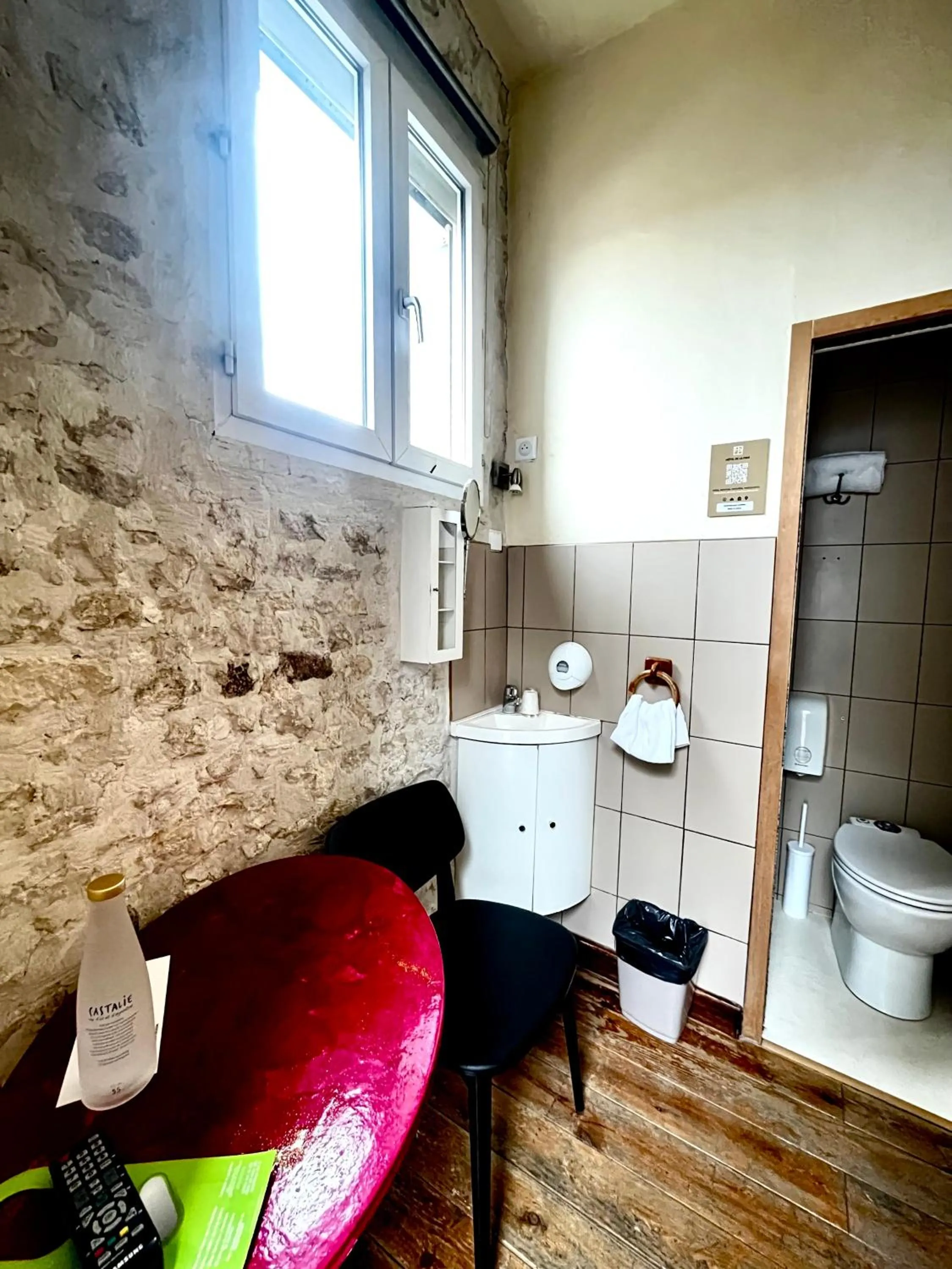 Toilet in Hotel de La Paix