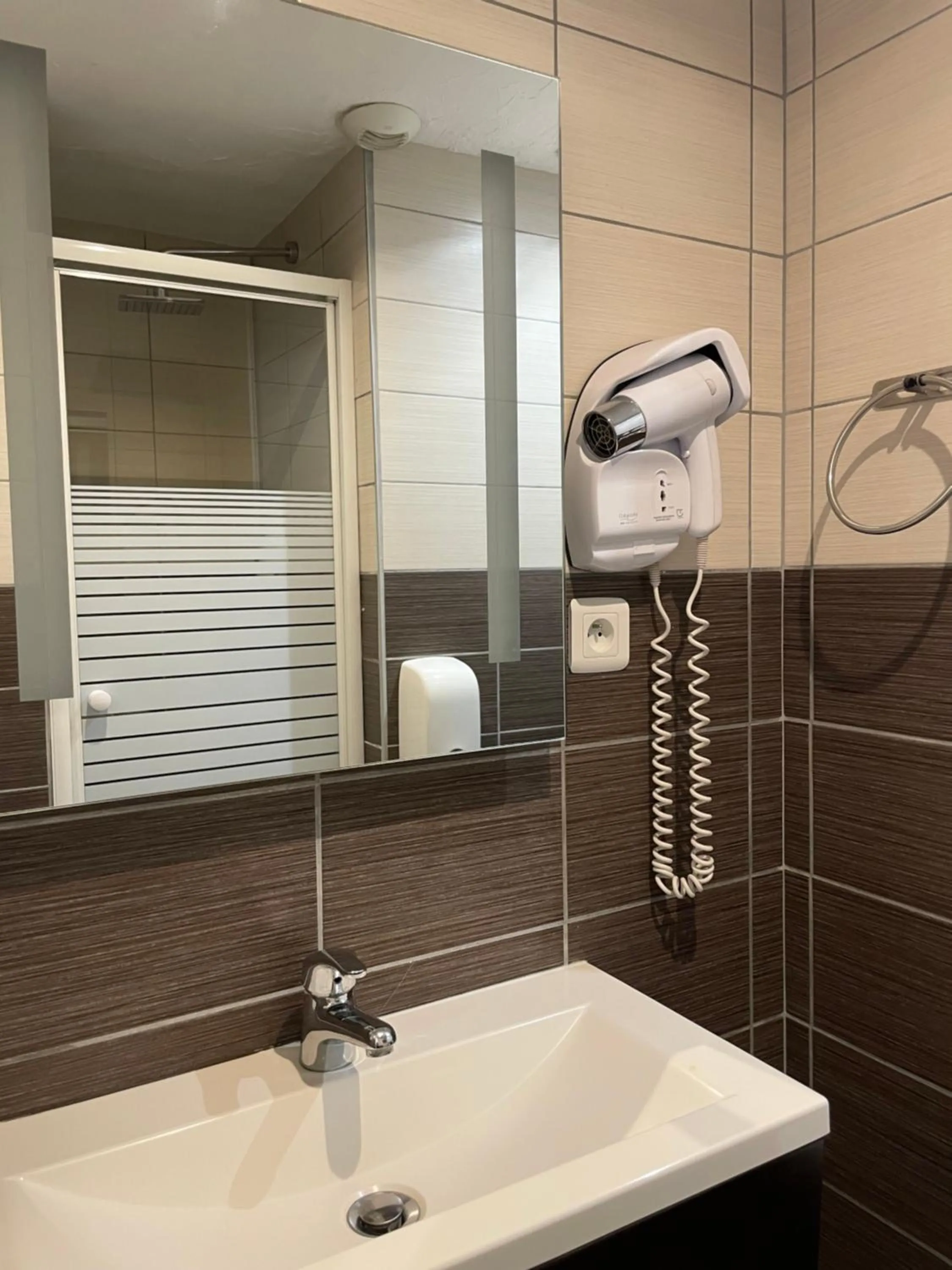 Shower in Hotel de La Paix