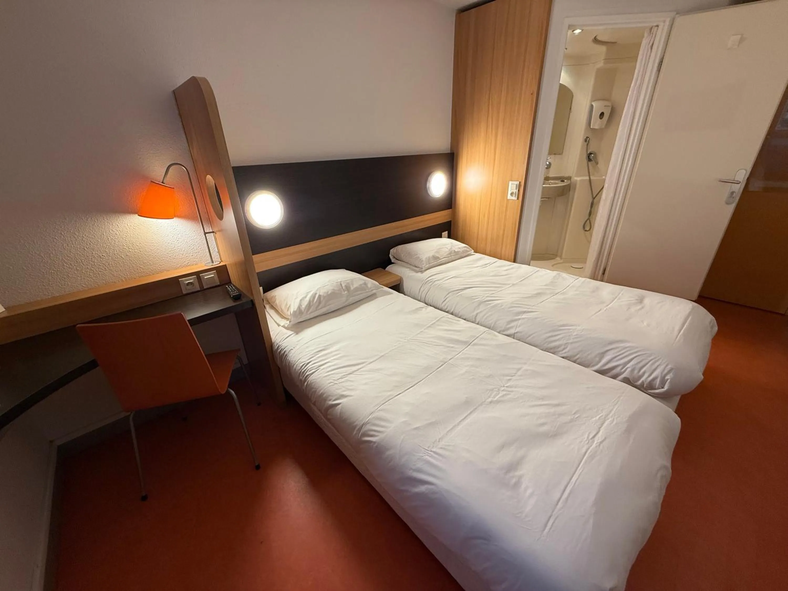 Photo of the whole room, Bed in Premiere Classe Lisieux