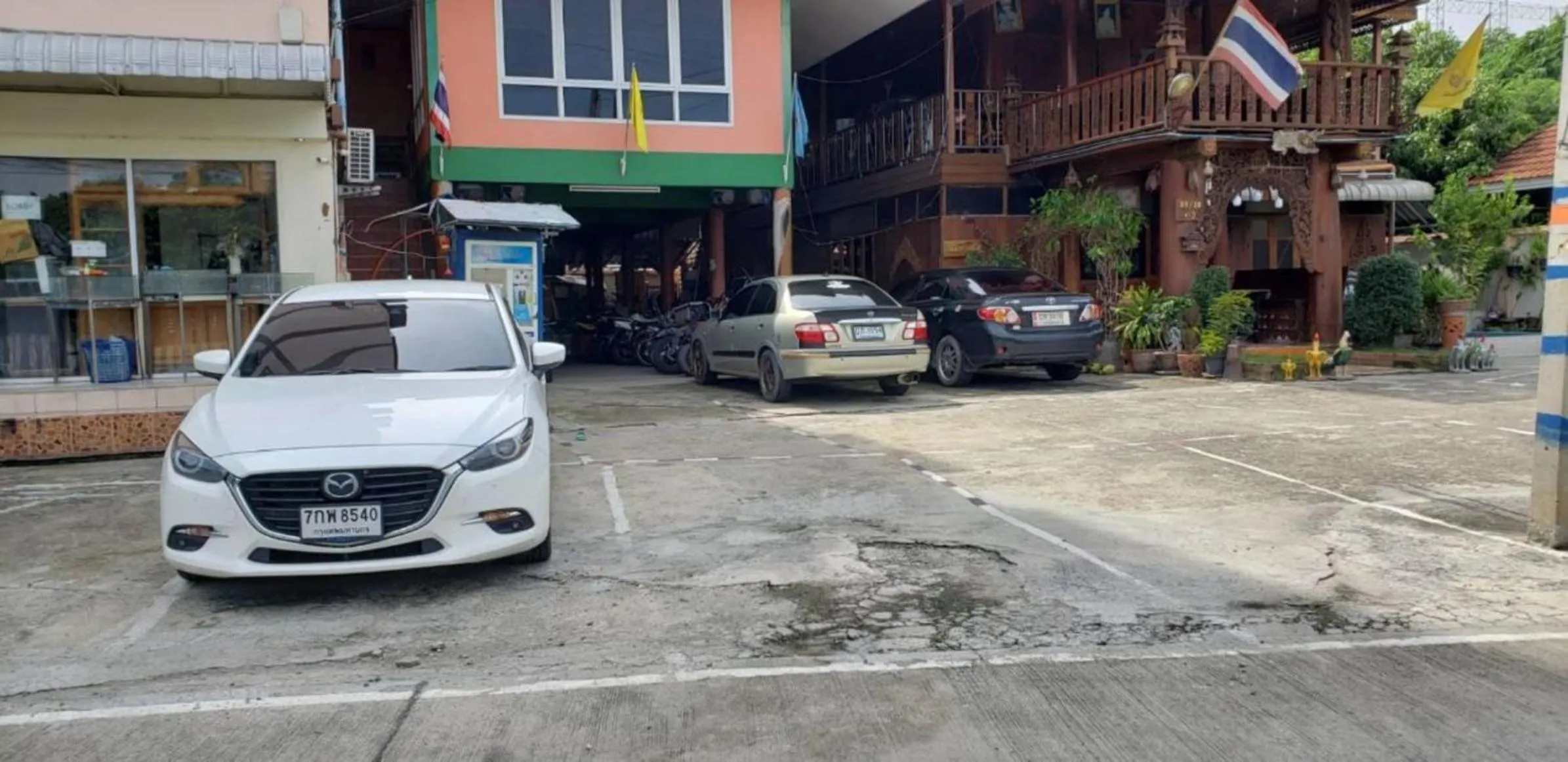 Facade/entrance in Baan Yuyuen