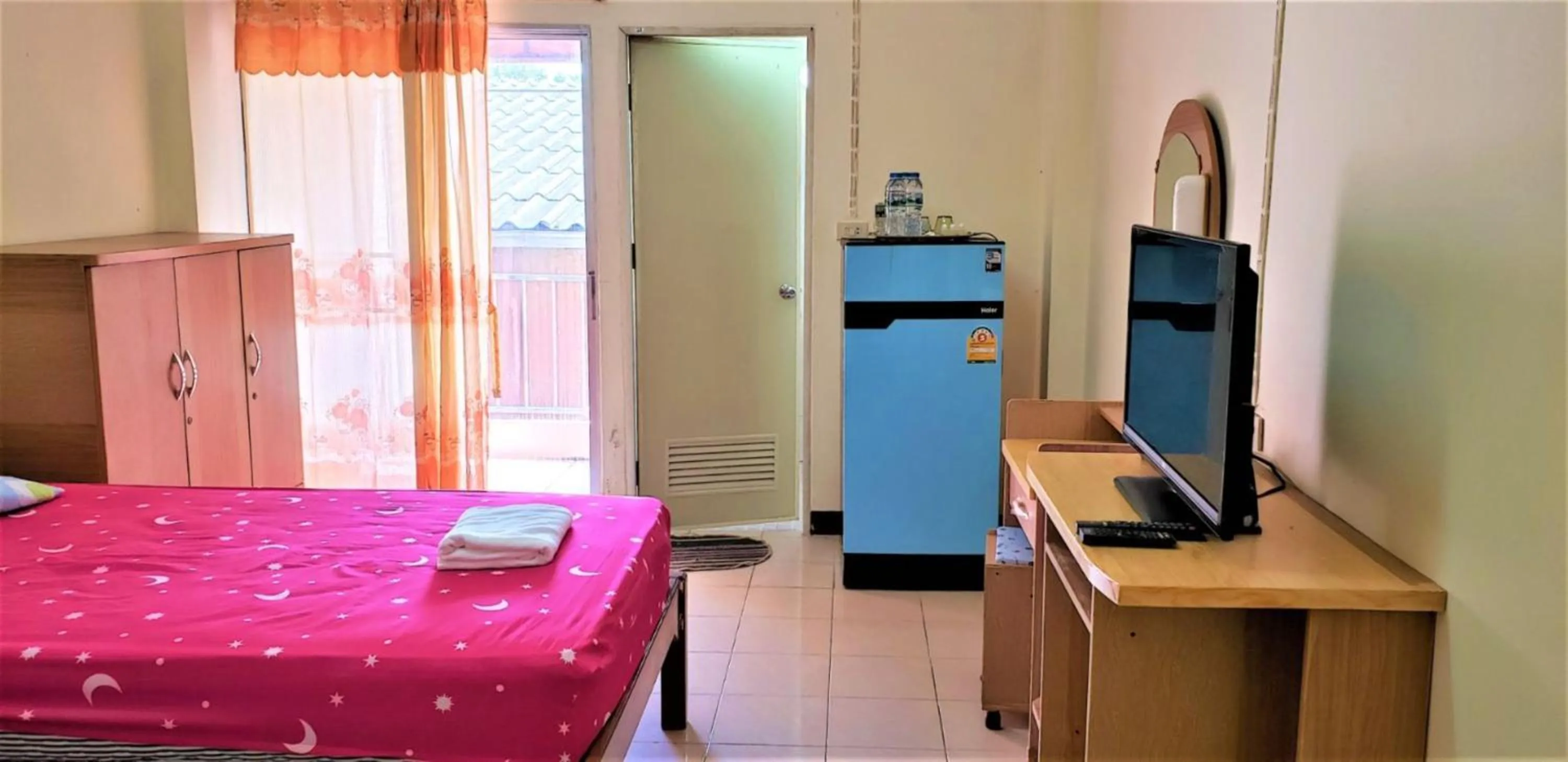 Seating area, Bed in Baan Yuyuen