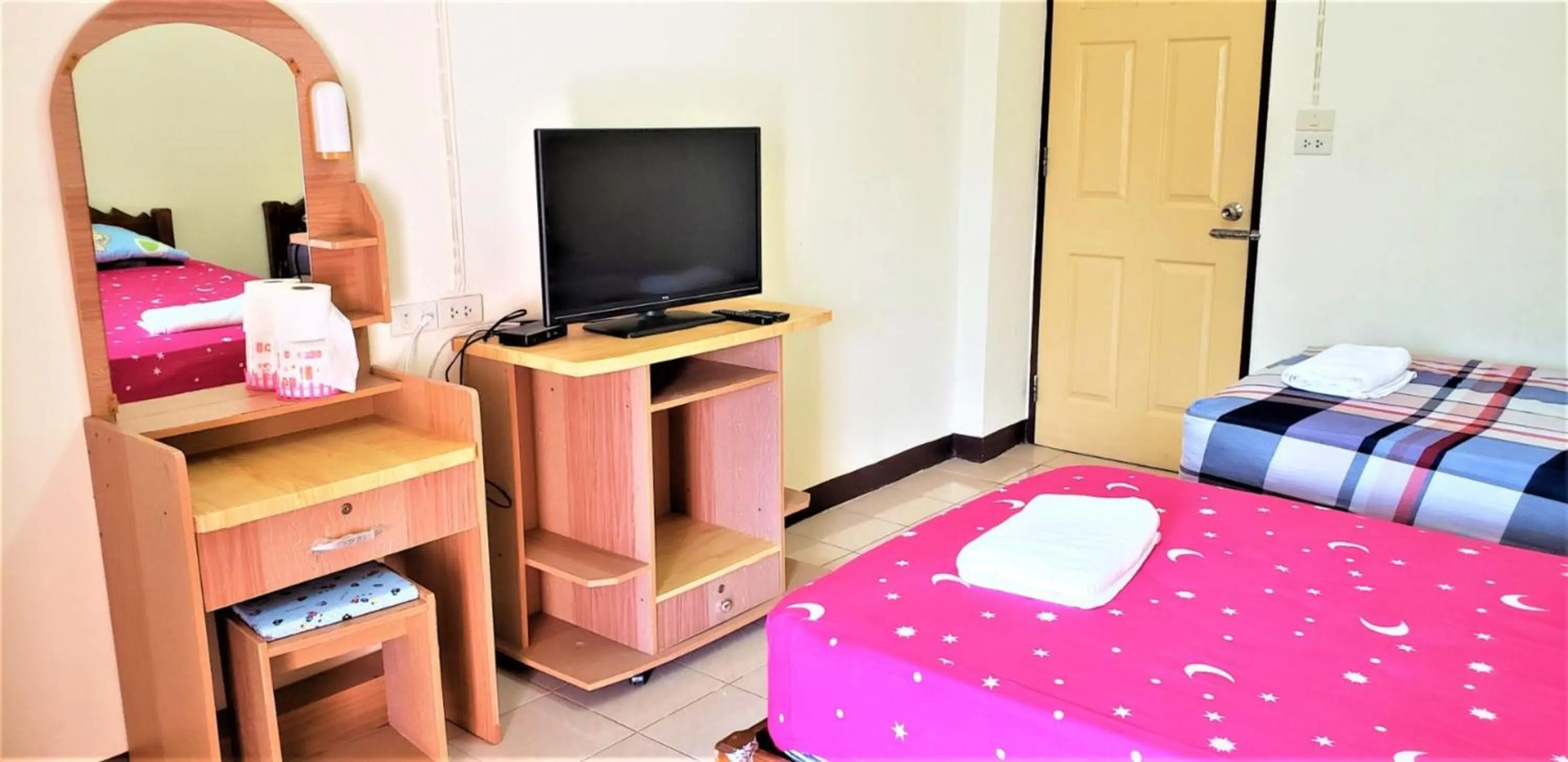 Photo of the whole room, Bed in Baan Yuyuen