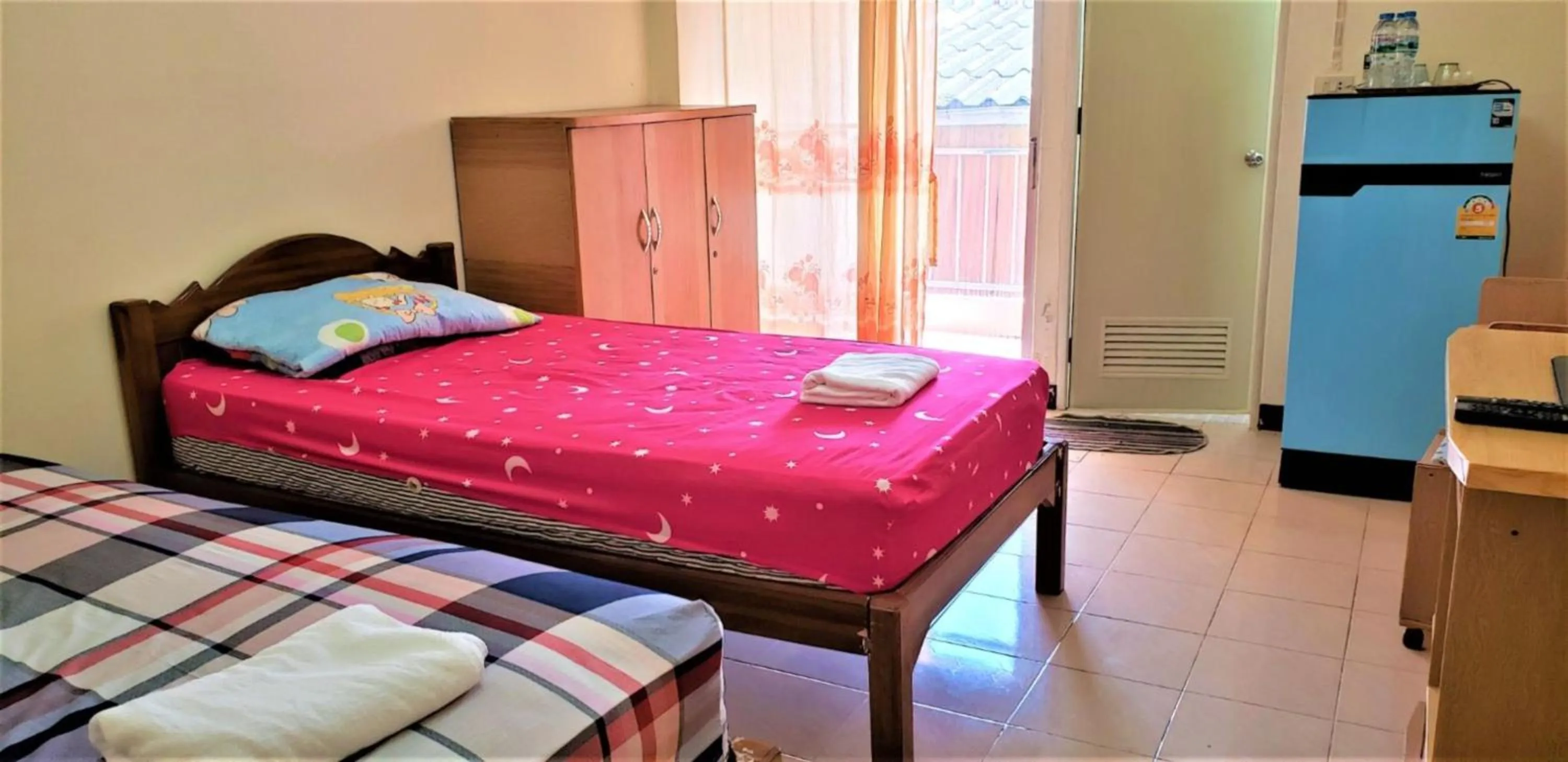 Photo of the whole room, Bed in Baan Yuyuen