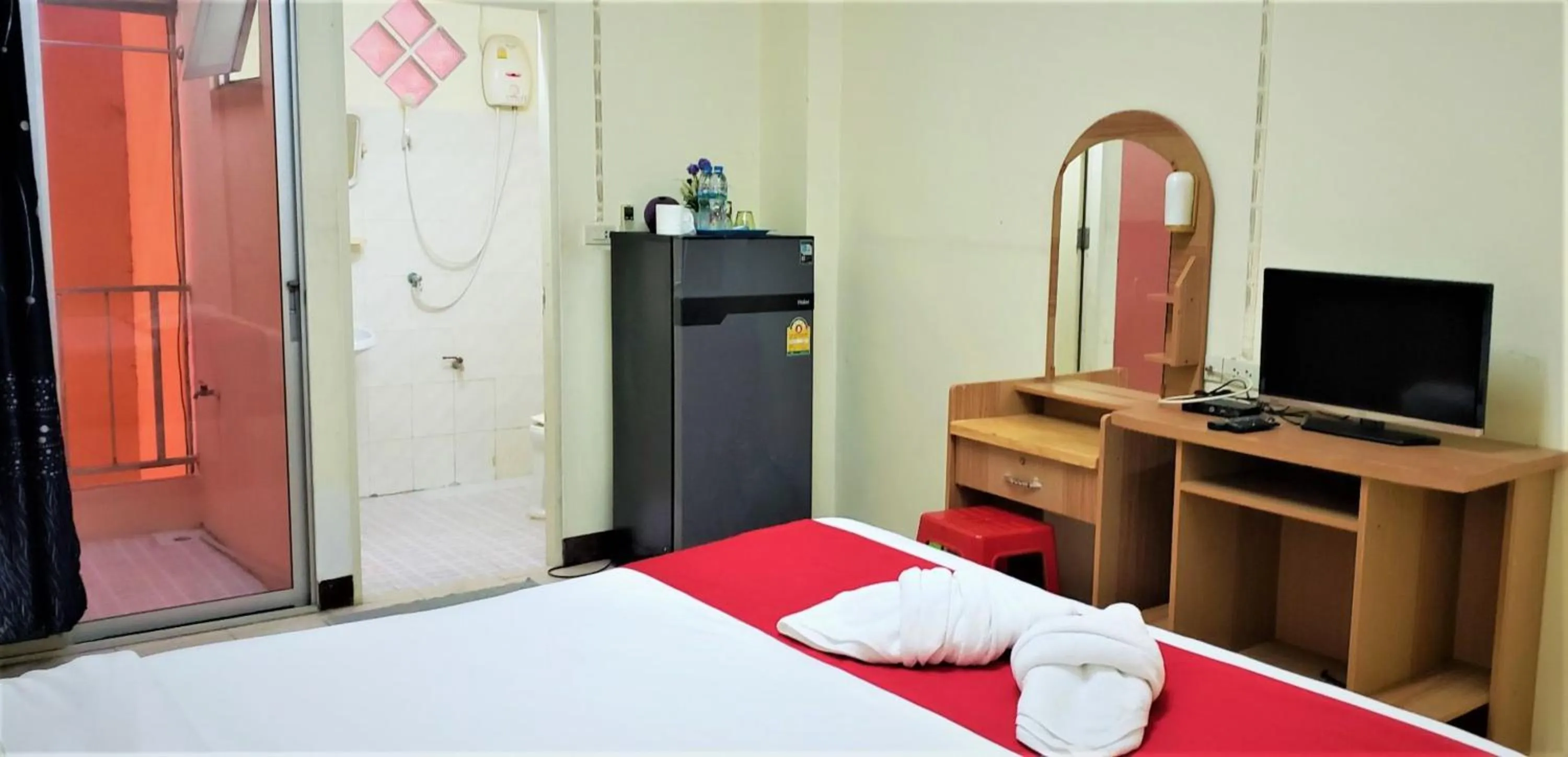 Photo of the whole room, Bed in Baan Yuyuen