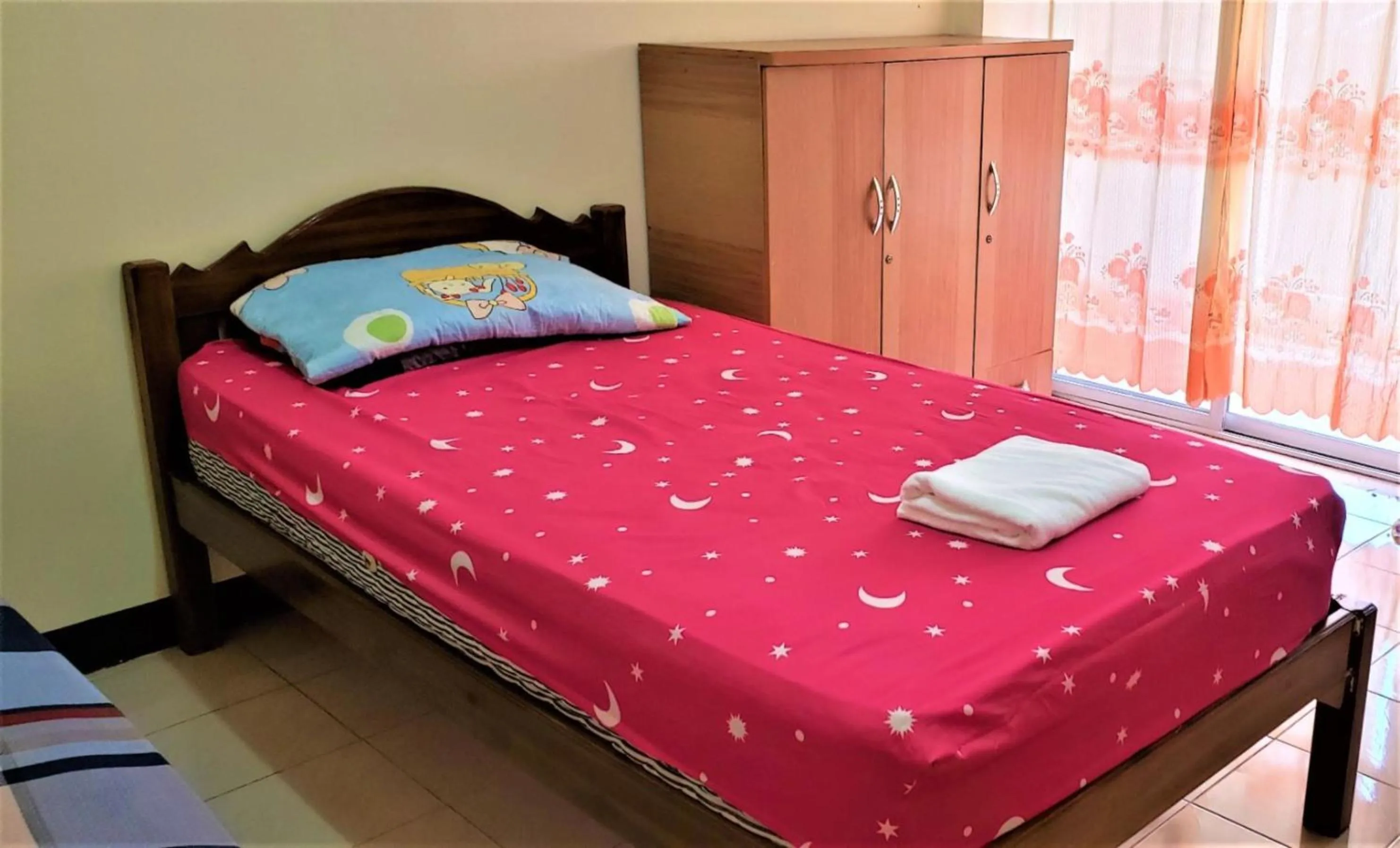 Photo of the whole room, Bed in Baan Yuyuen