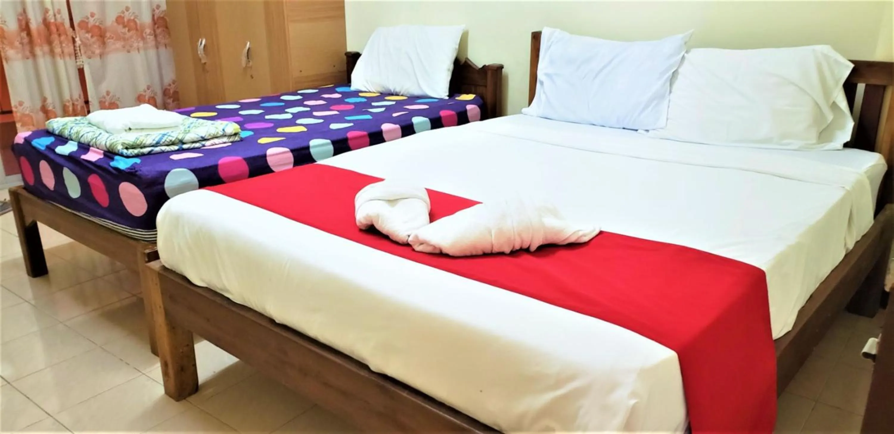 Photo of the whole room, Bed in Baan Yuyuen