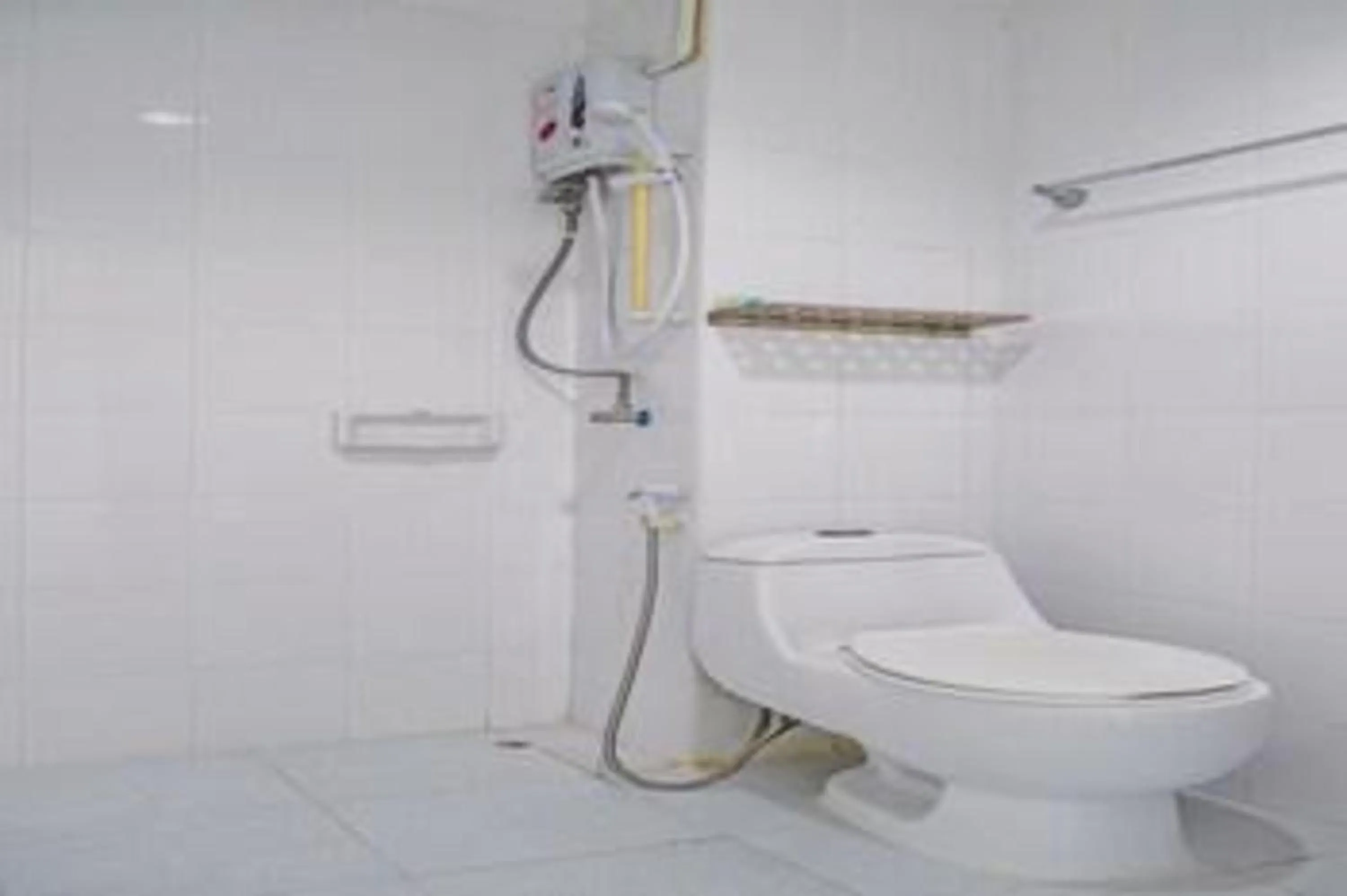 Bathroom in Super OYO 498 Ladawan Villa