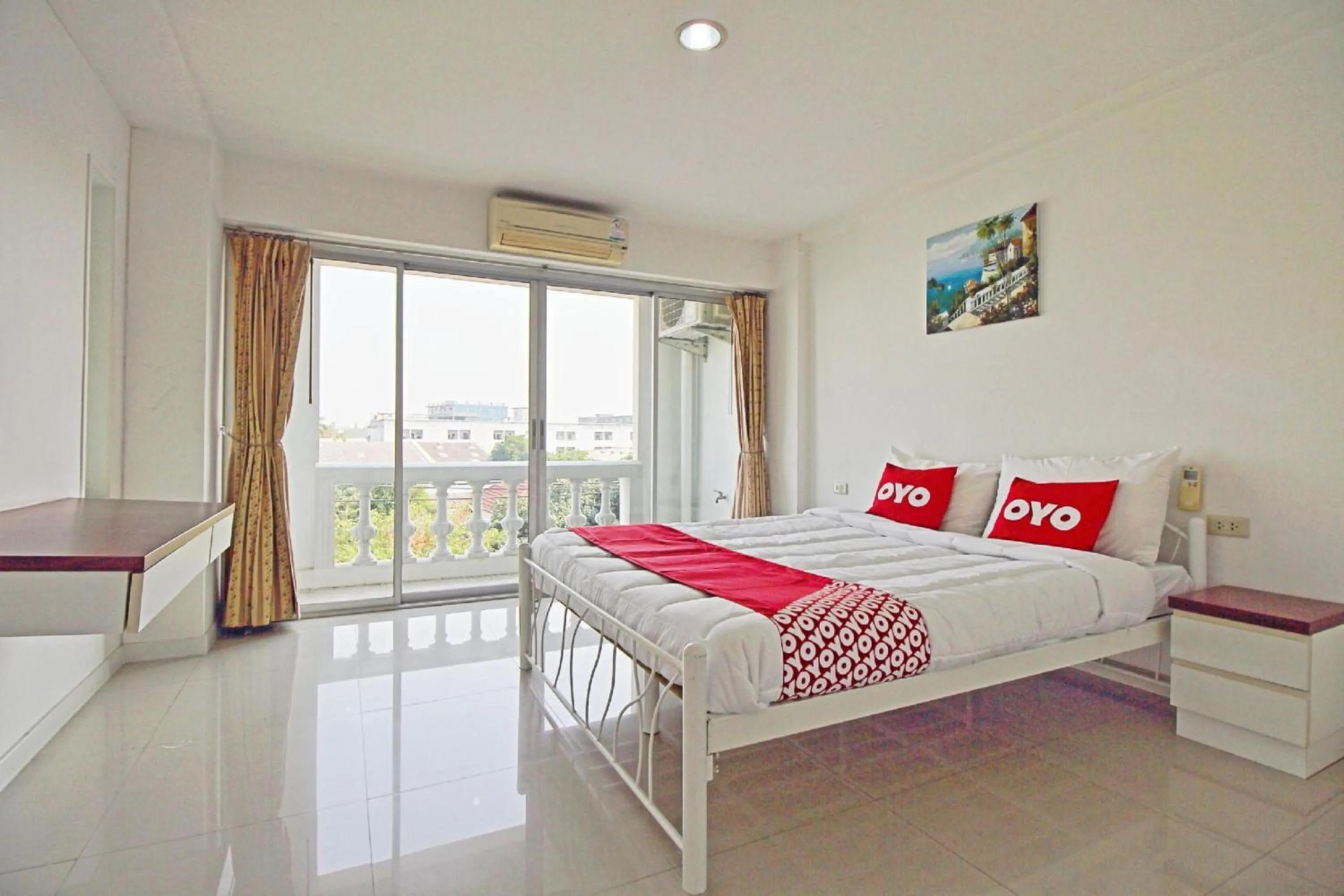 Photo of the whole room, Bed in Super OYO 498 Ladawan Villa