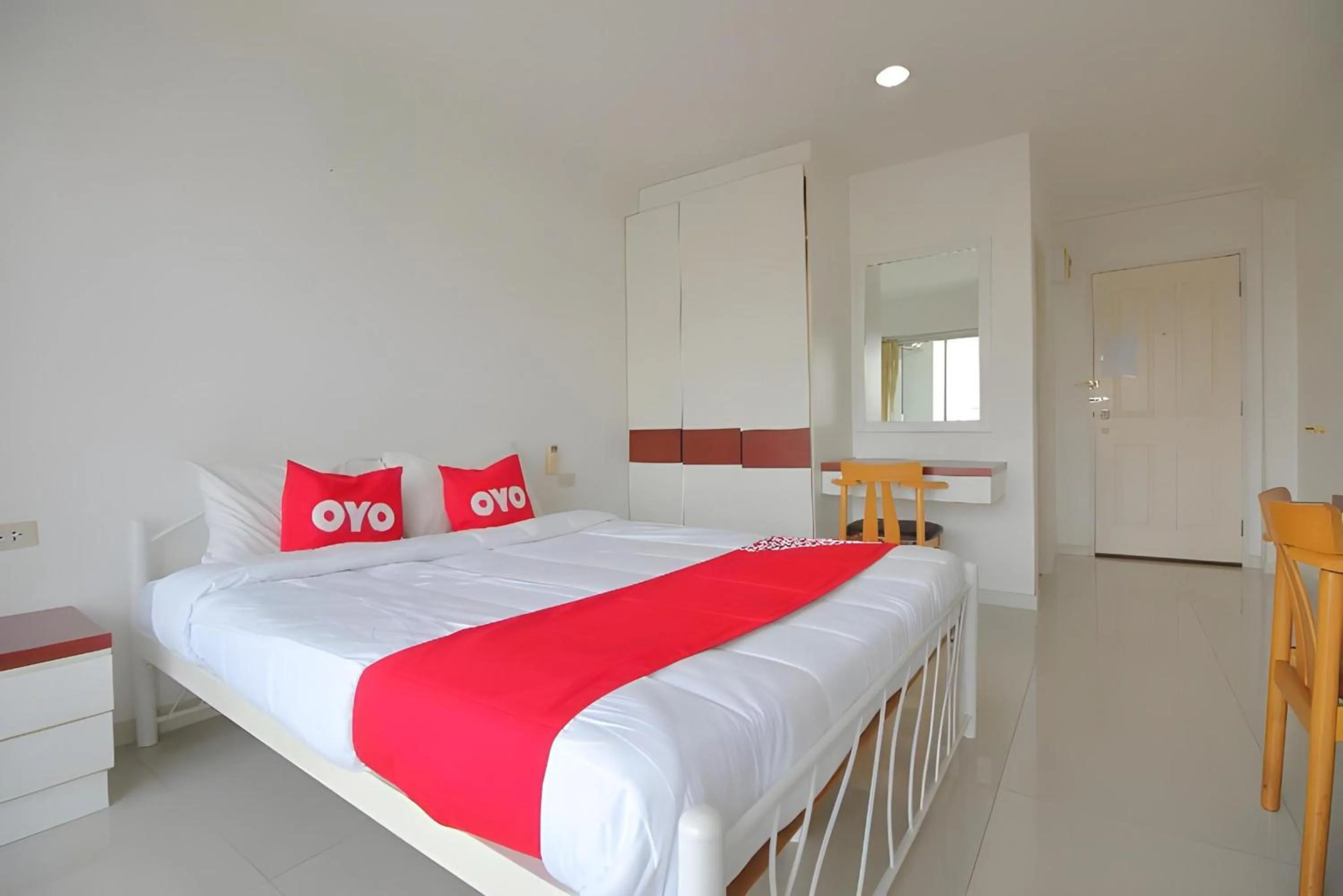Photo of the whole room, Bed in Super OYO 498 Ladawan Villa