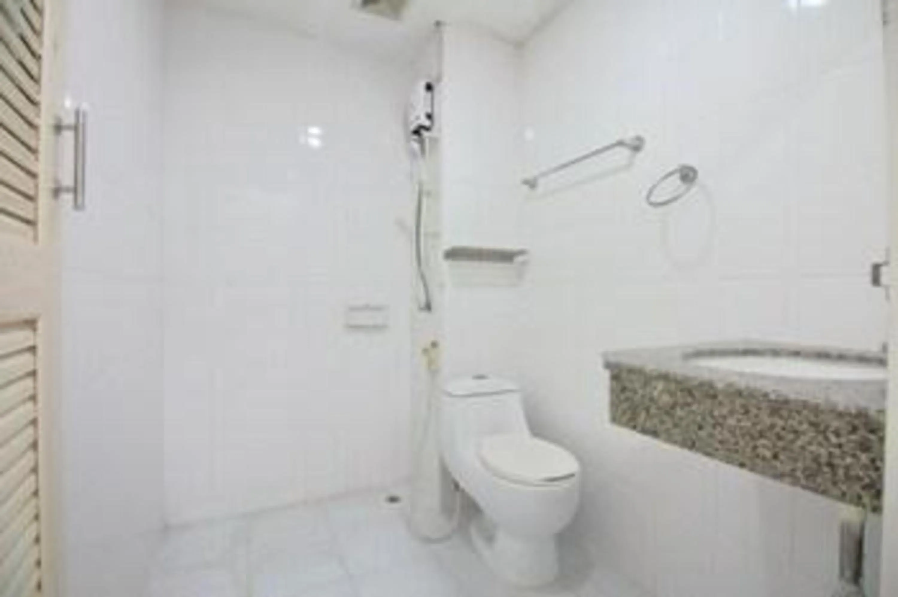 Bathroom in Super OYO 498 Ladawan Villa