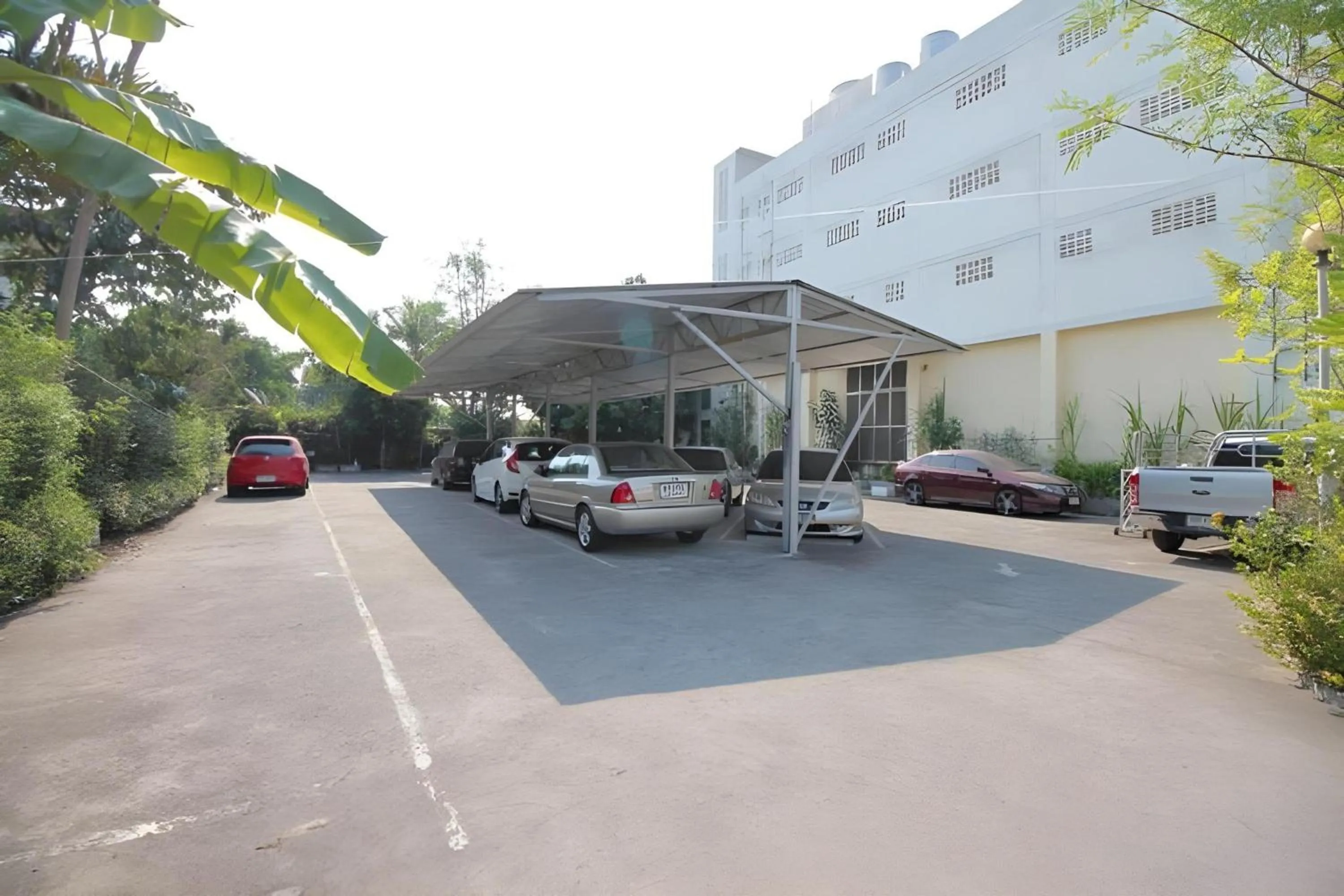 Property building in Super OYO 498 Ladawan Villa