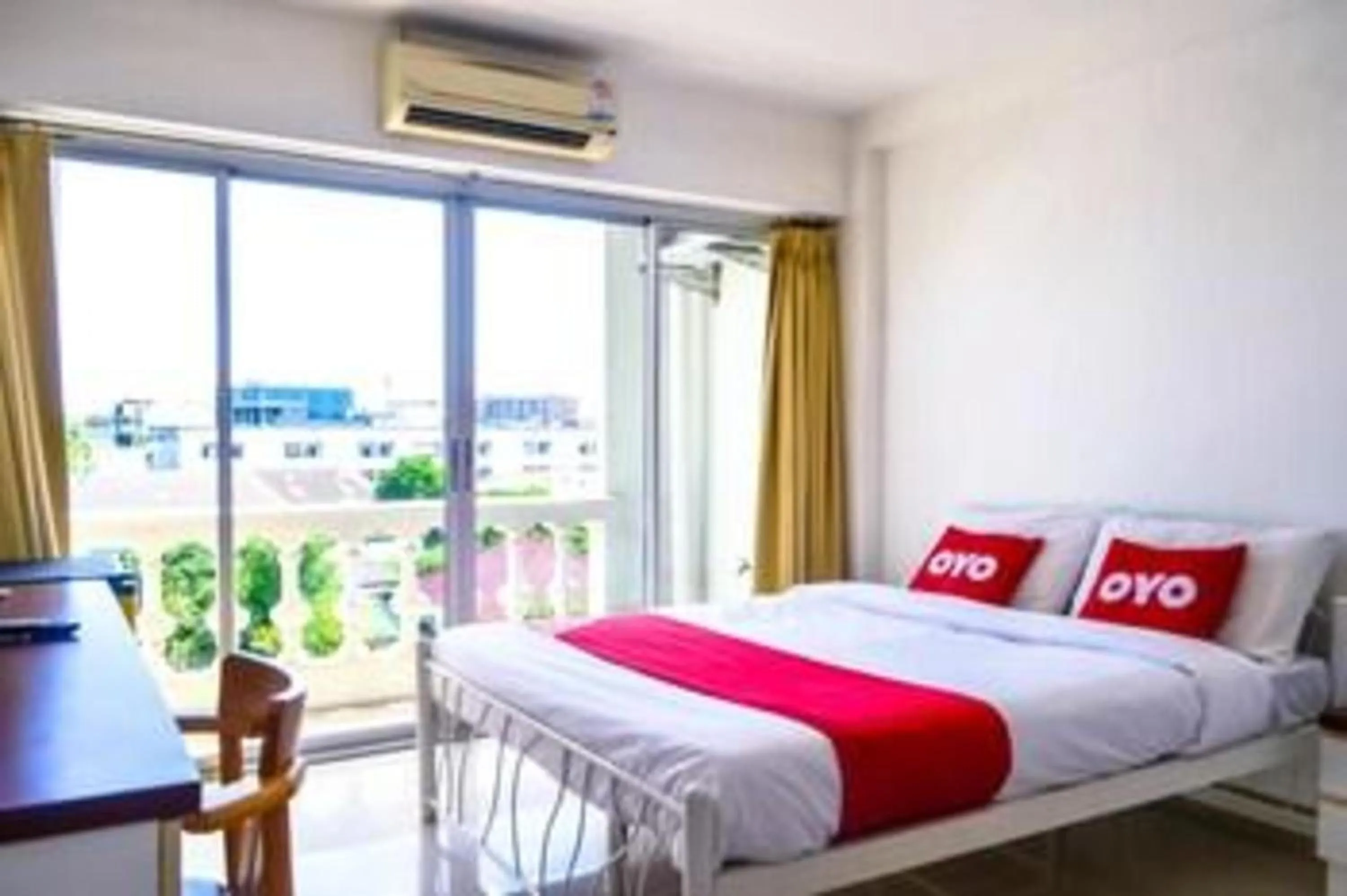 Photo of the whole room, Bed in Super OYO 498 Ladawan Villa