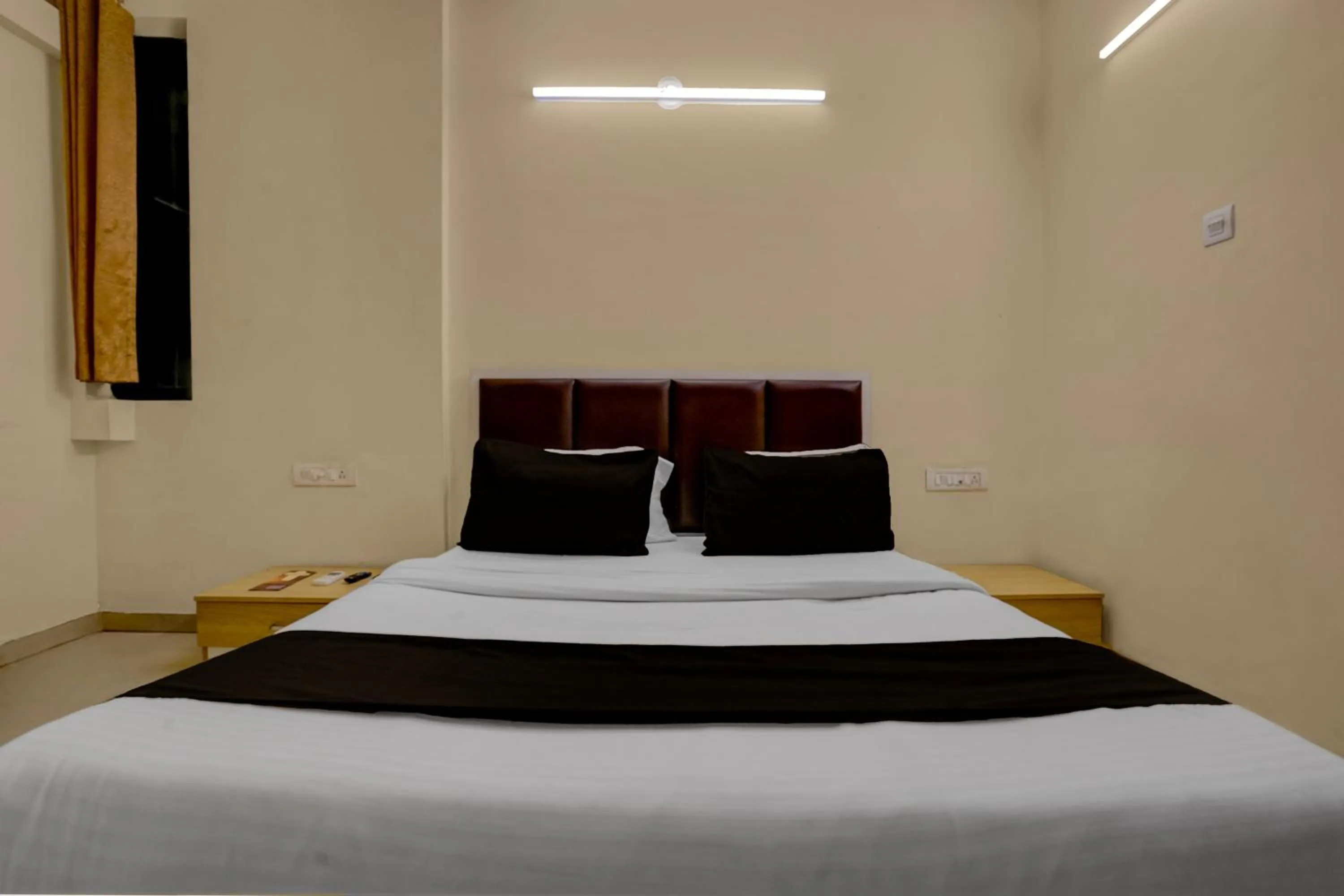 Bedroom, Bed in Hotel O Vapi GIDC Formerly Zion Inn