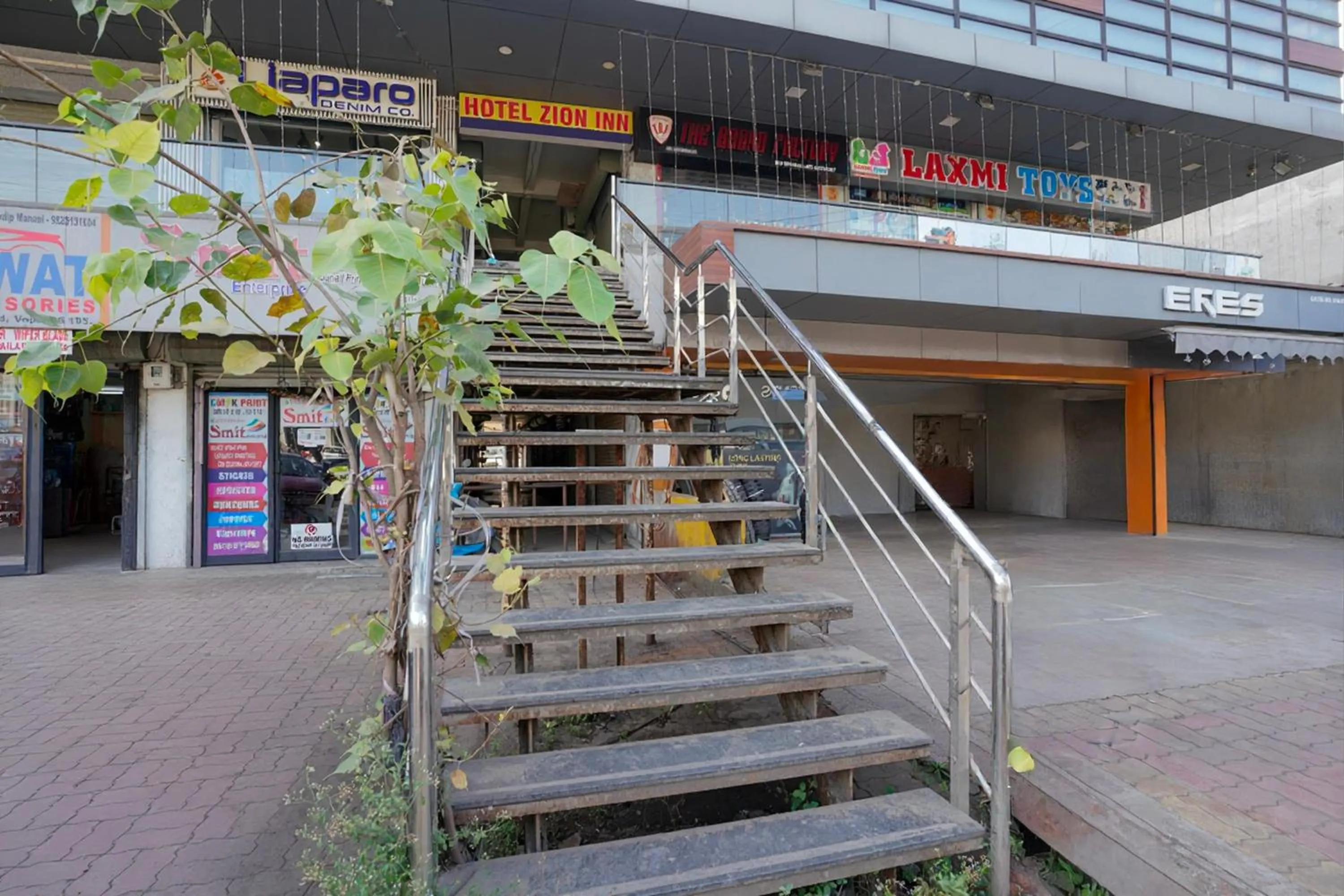 Facade/entrance in Hotel O Vapi GIDC Formerly Zion Inn