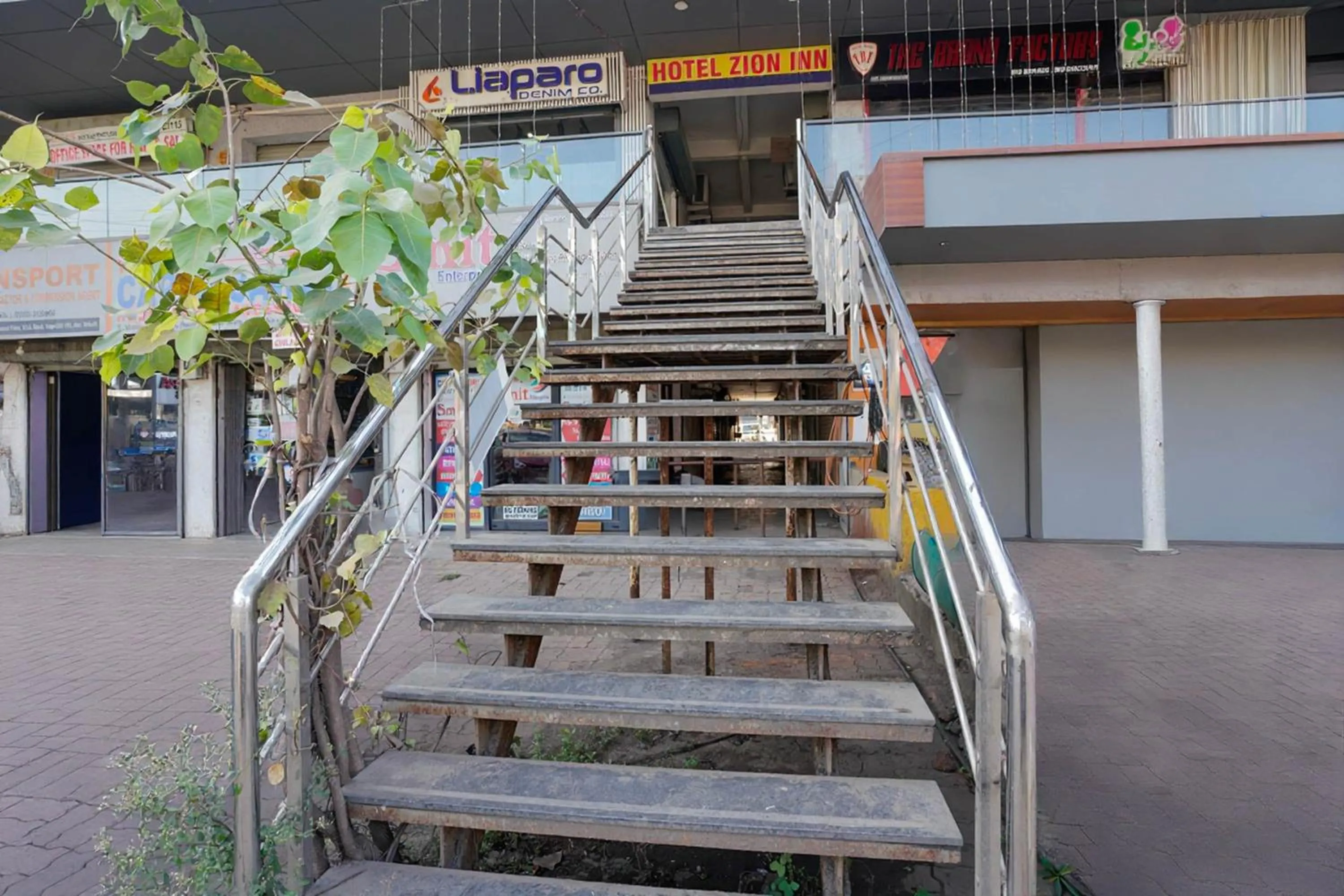 Facade/entrance in Hotel O Vapi GIDC Formerly Zion Inn