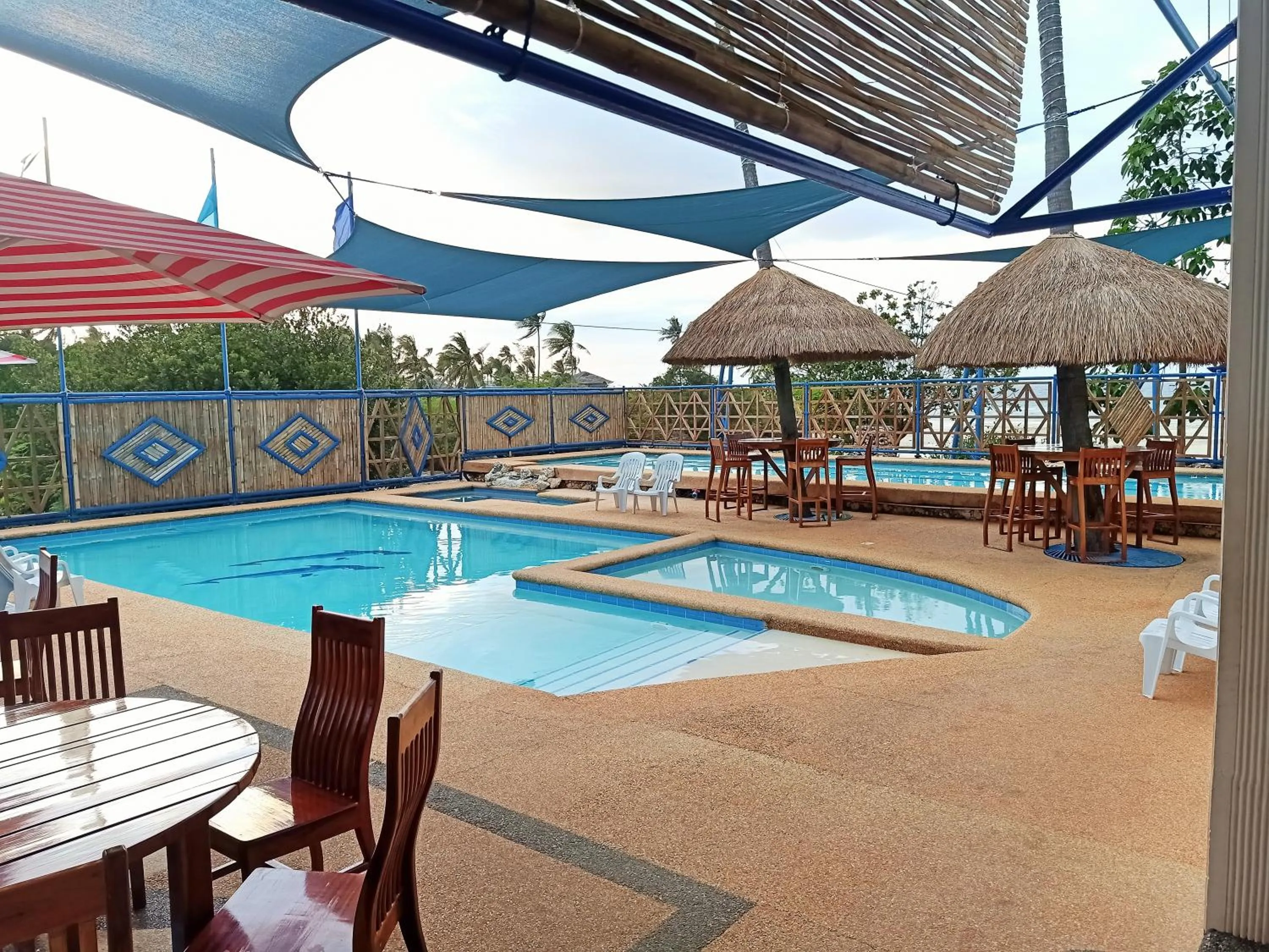 Swimming pool in Rainbow Bay Beach & Dive Resort