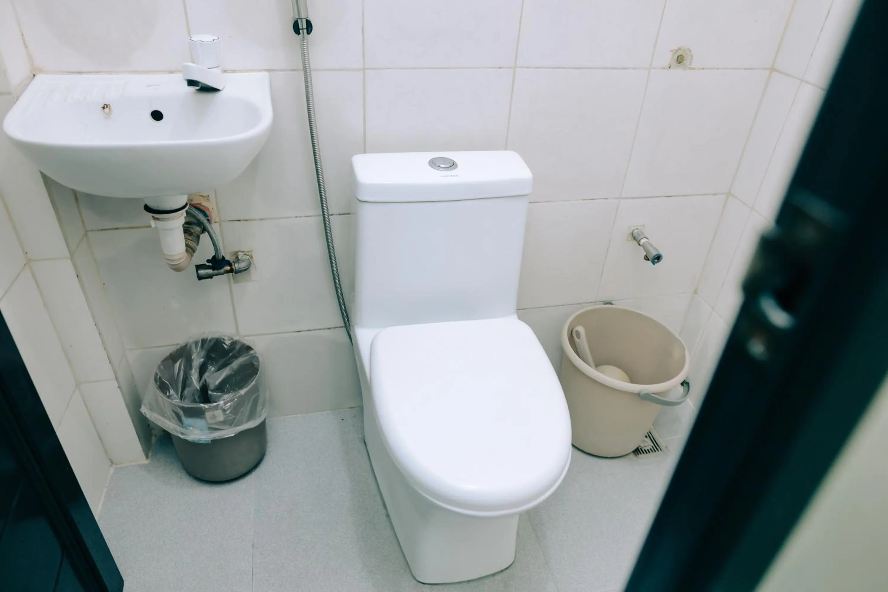 Toilet in RedDoorz near Mariners Legazpi