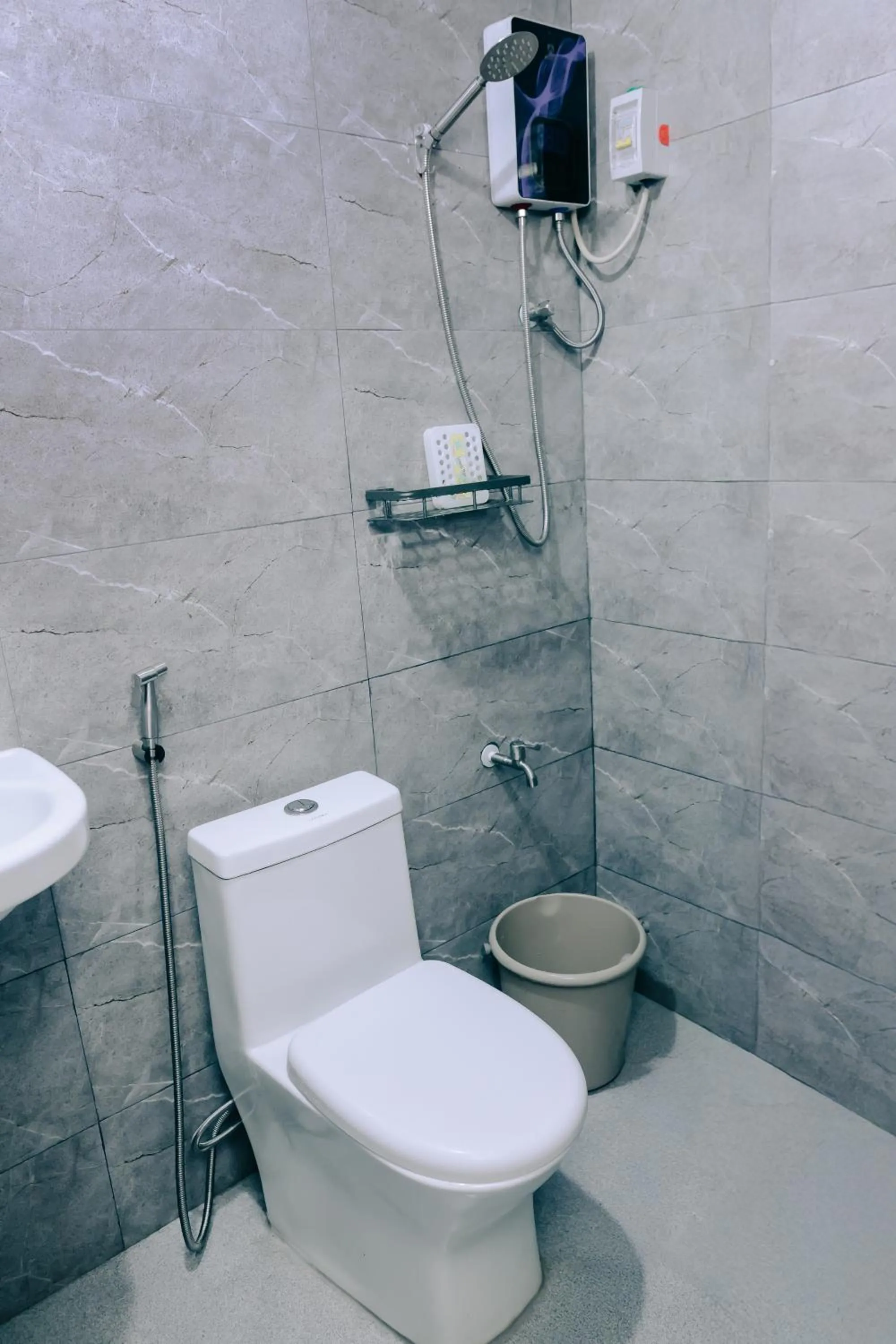 Shower in RedDoorz near Mariners Legazpi