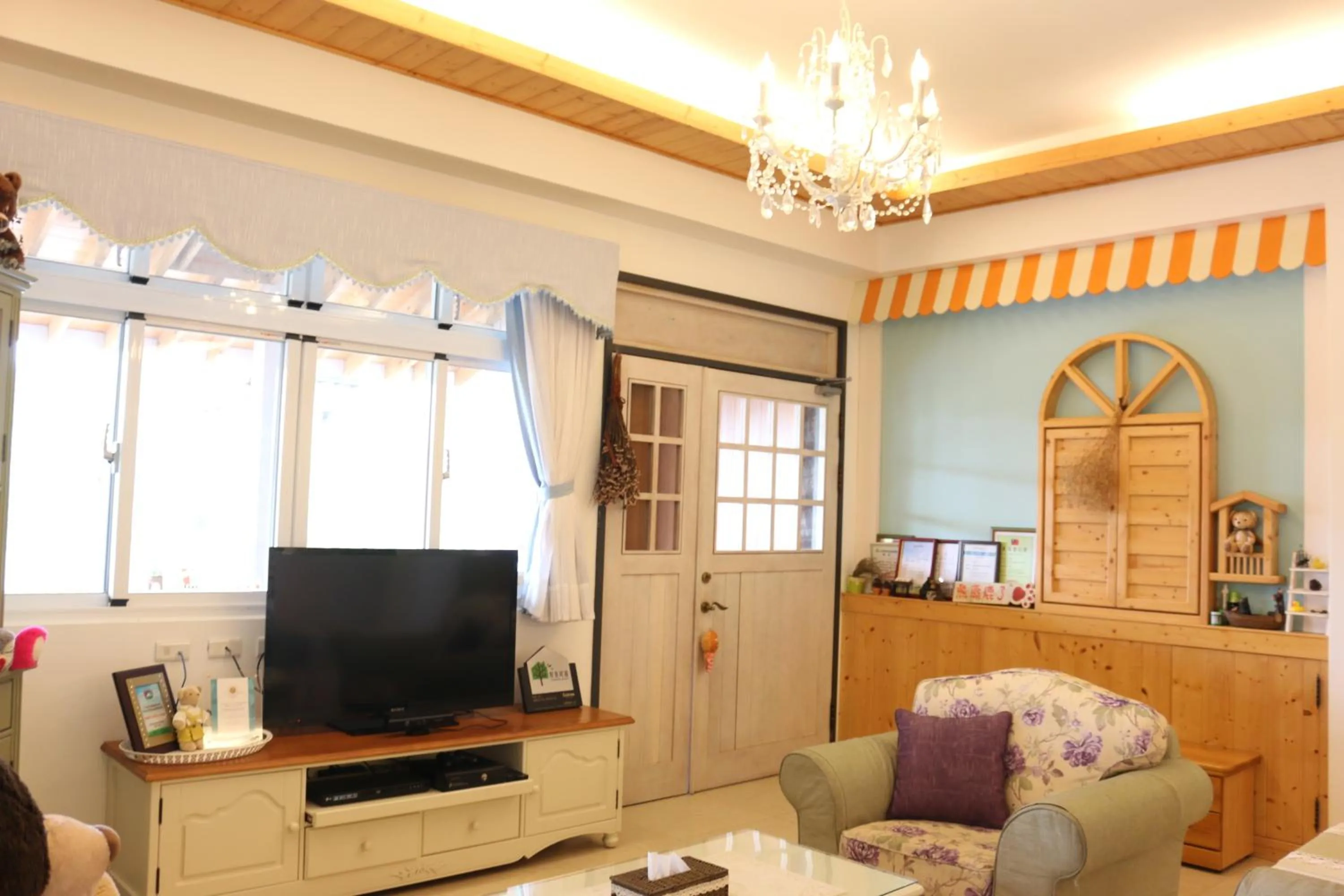 Communal lounge/ TV room in Bear Meets Moose Homestay B&B