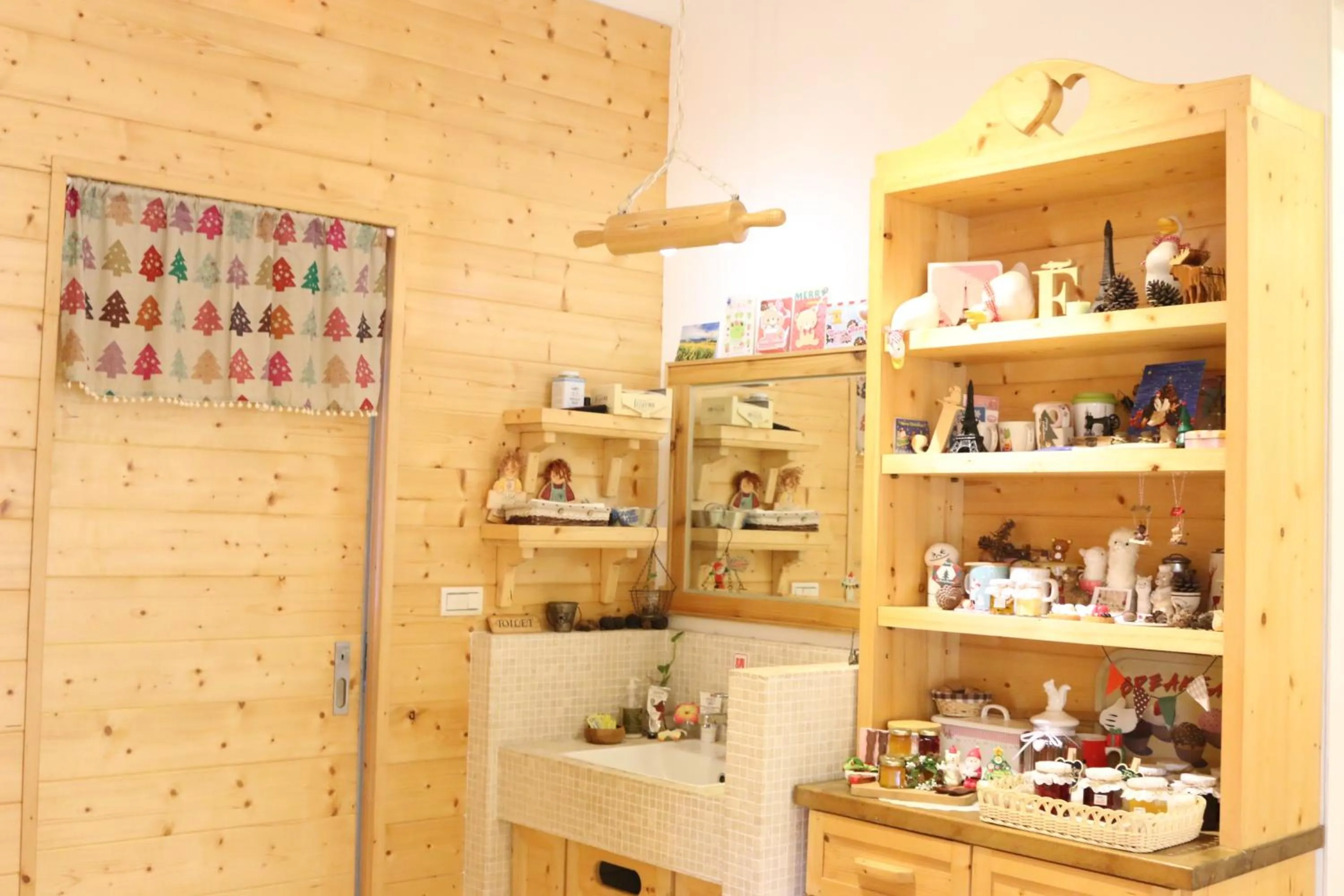 On-site shops in Bear Meets Moose Homestay B&B