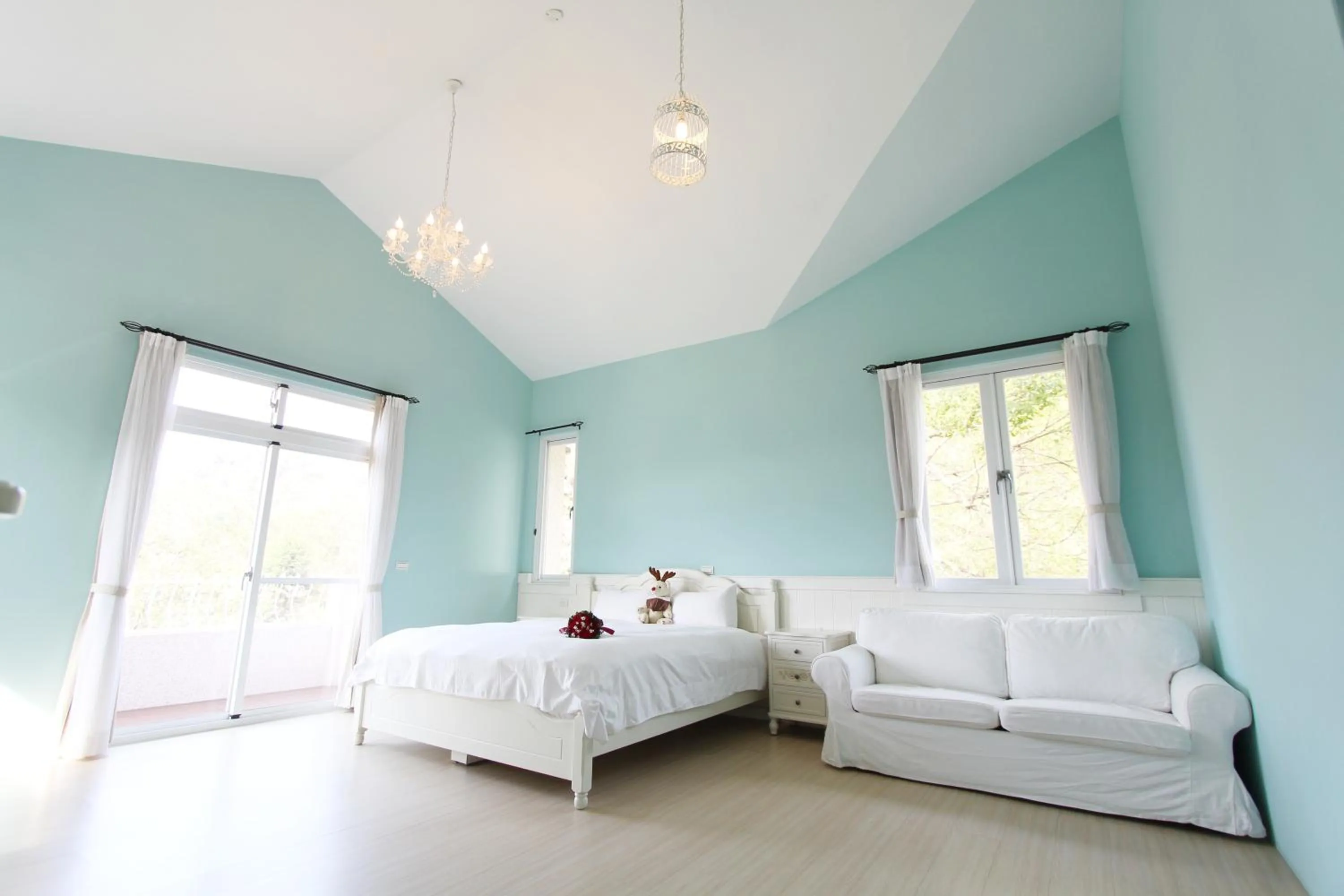 Bed in Bear Meets Moose Homestay B&B