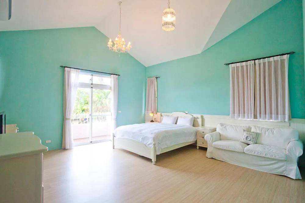 Bed in Bear Meets Moose Homestay B&B