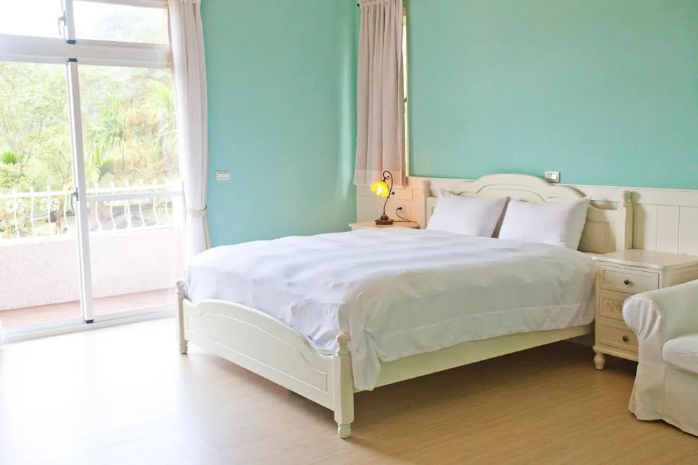 Bed in Bear Meets Moose Homestay B&B