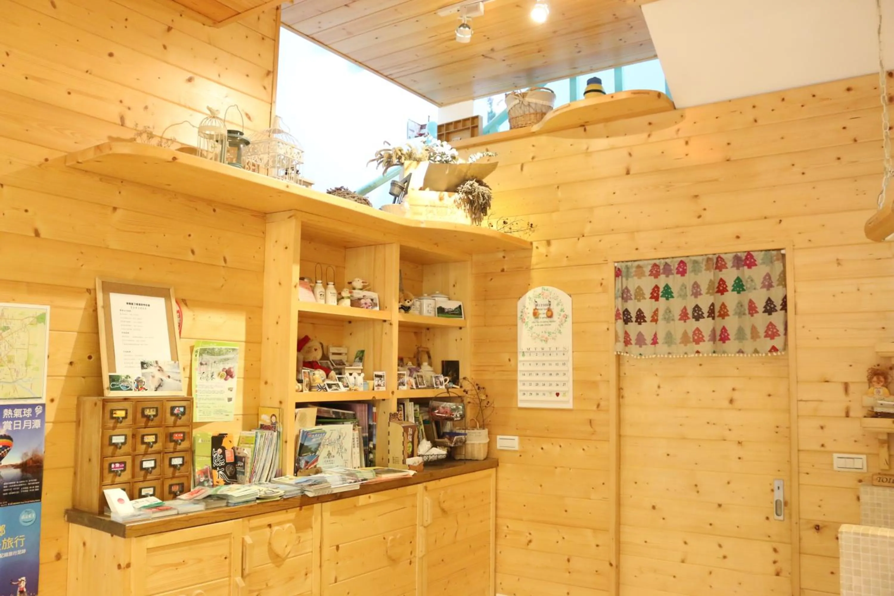 Library in Bear Meets Moose Homestay B&B