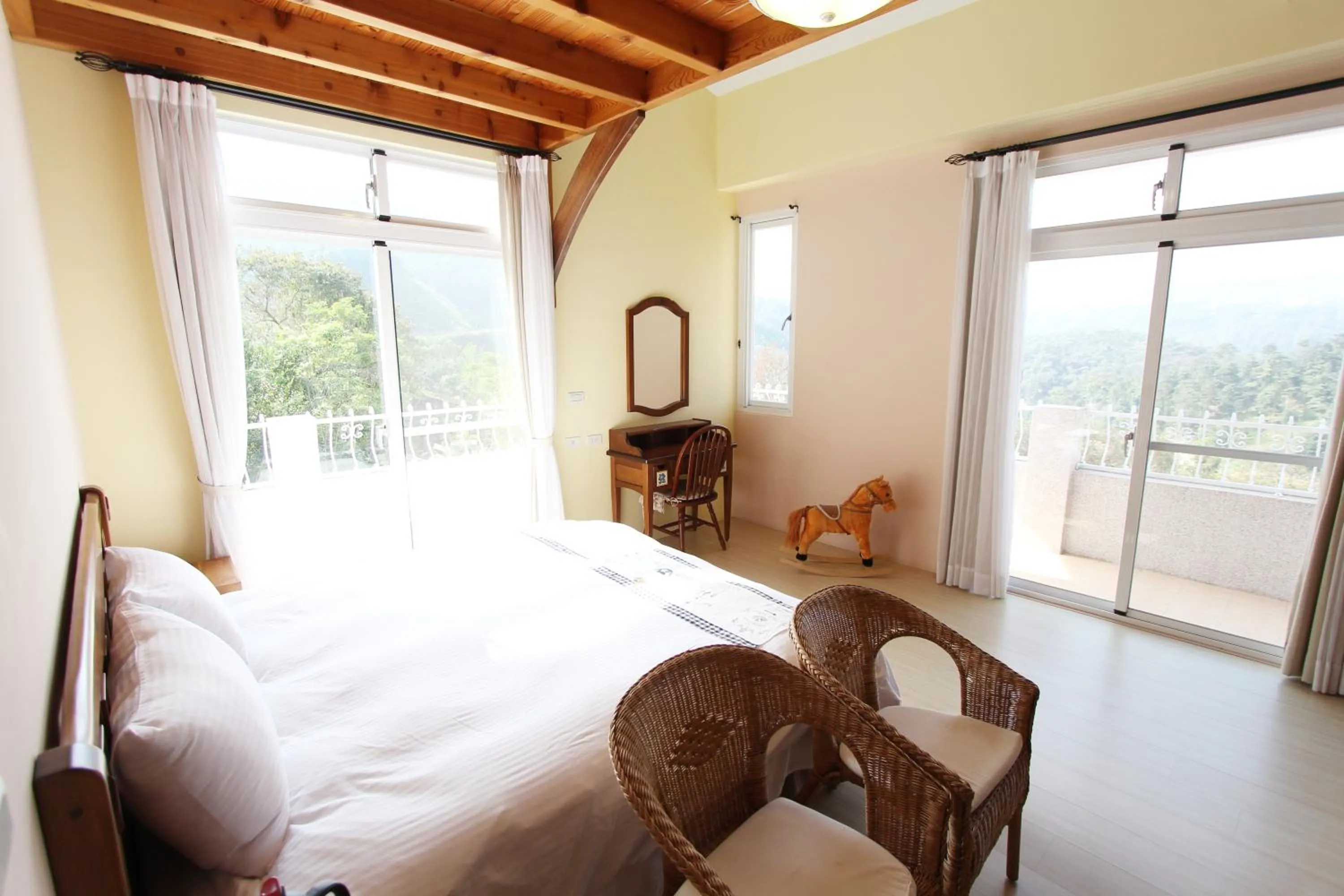 Bed in Bear Meets Moose Homestay B&B