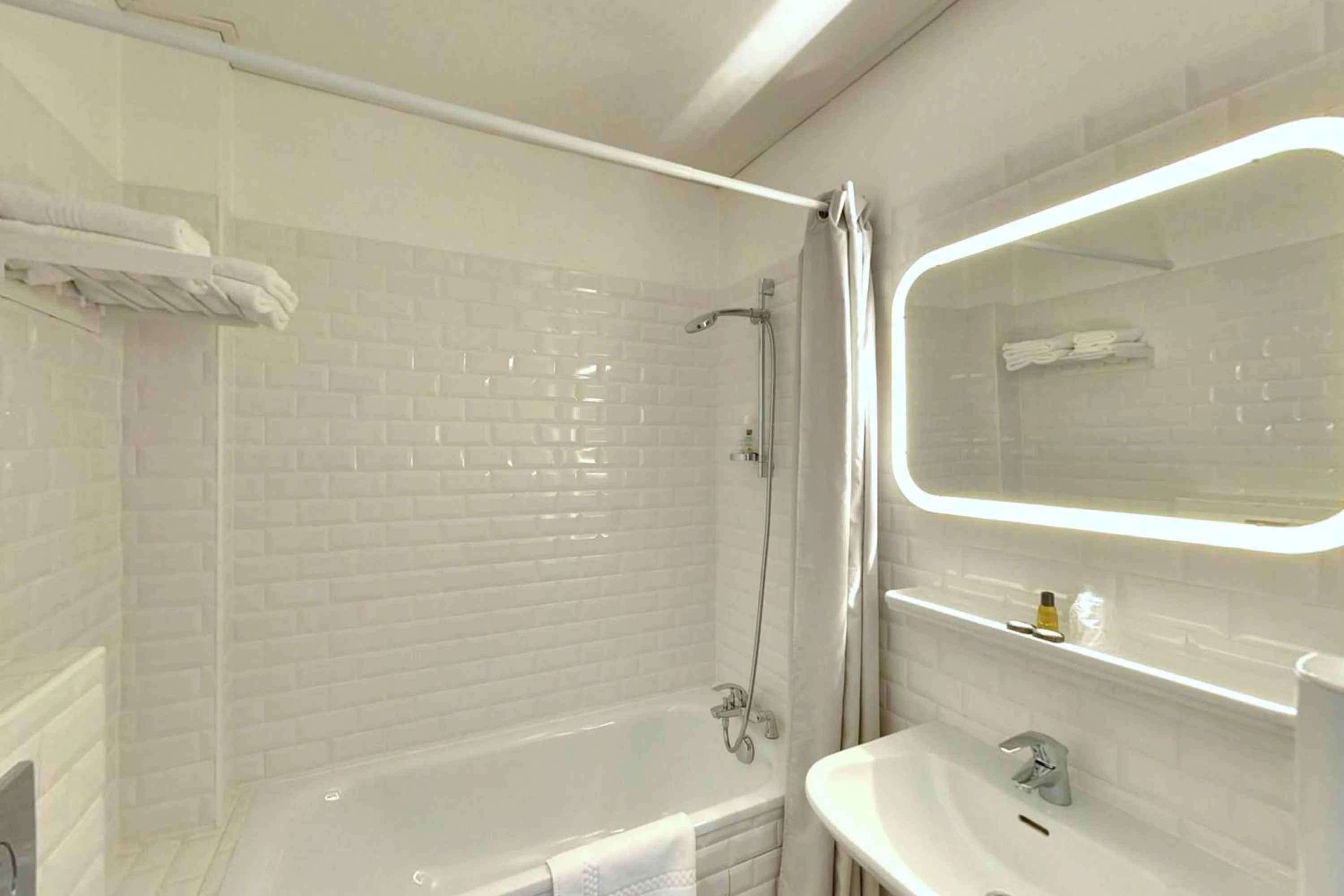 Bathroom in Hôtel L'orque Bleue