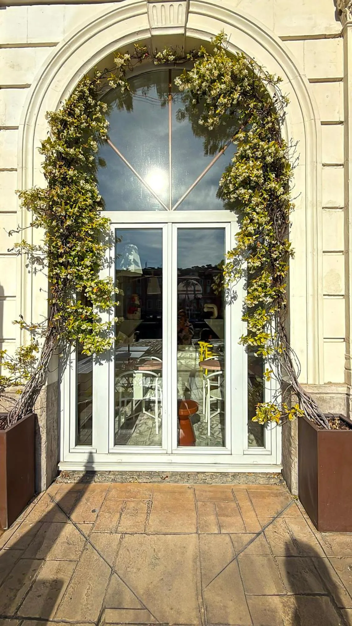 Facade/entrance in Hôtel L'orque Bleue