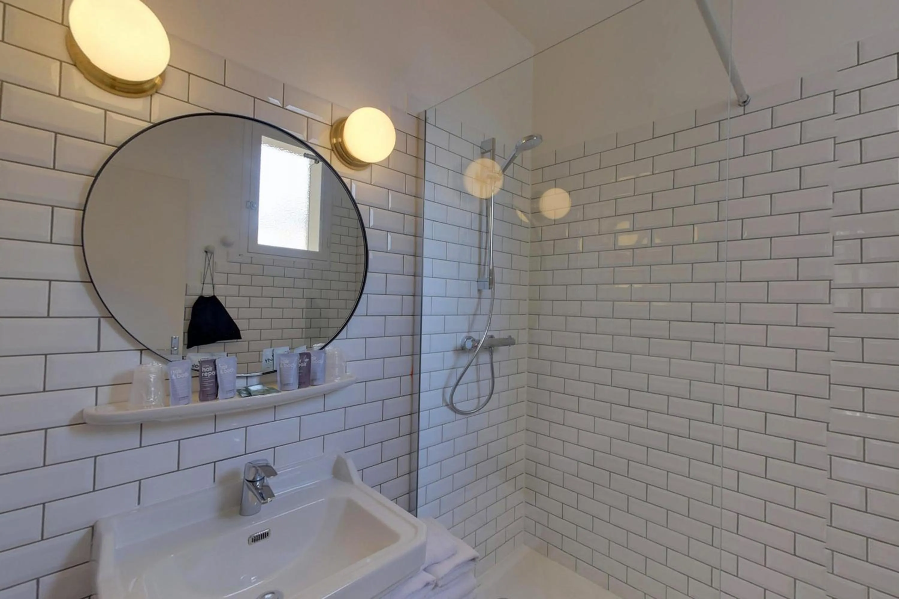 Shower in Hôtel L'orque Bleue