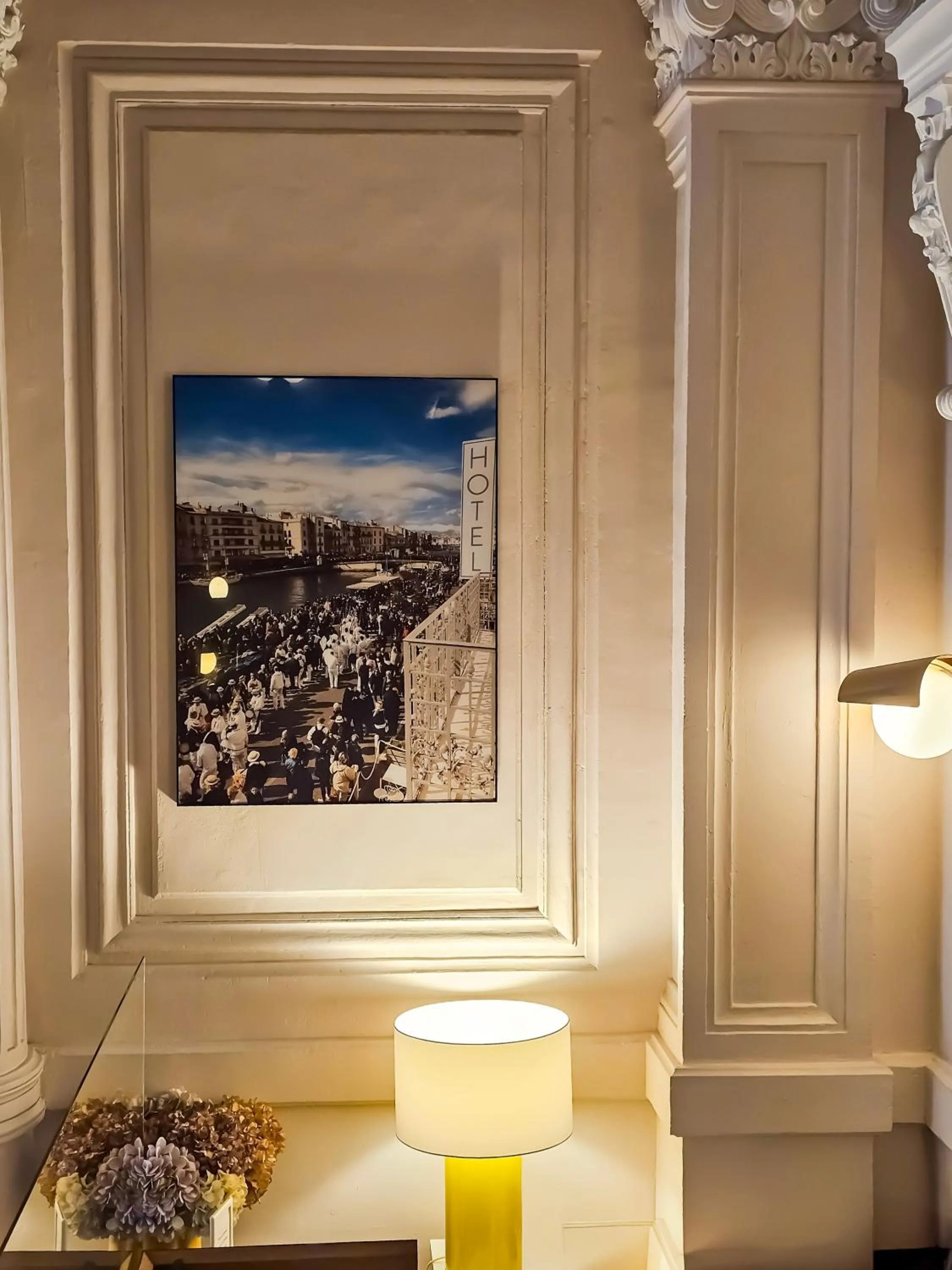 Lobby or reception in Hôtel L'orque Bleue