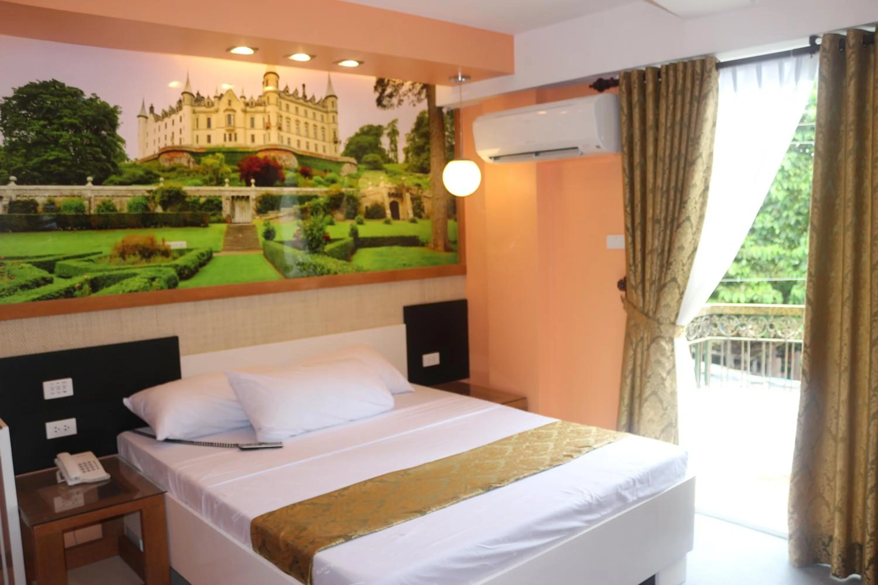 Bed in Eurotel Boracay